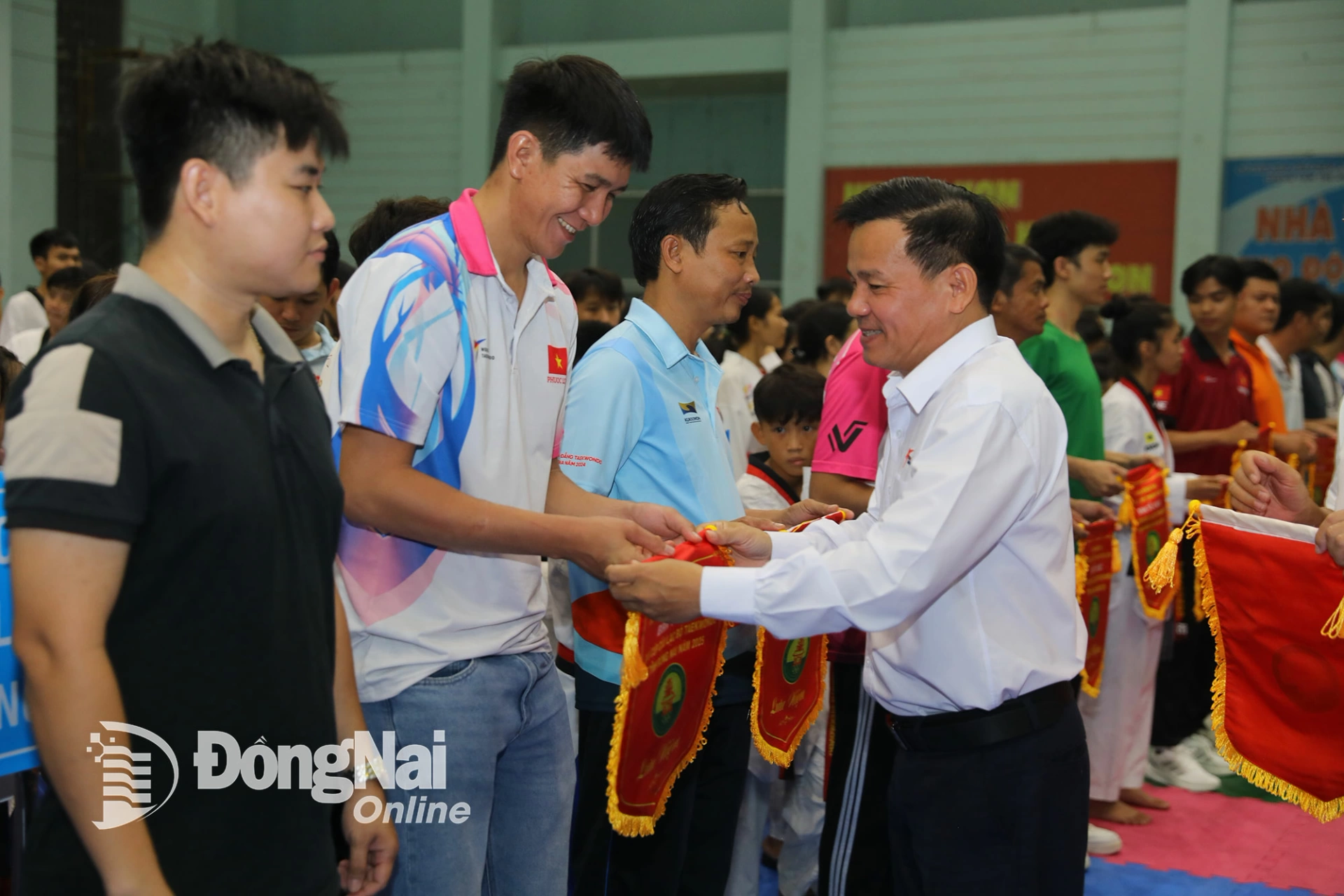 Chánh văn phòng, Ủy viên Ban chấp hành Liên đoàn Taekwondo Việt Nam tặng cờ lưu niệm cho các câu lạc bộ tham dự giải. Ảnh: Huy Anh