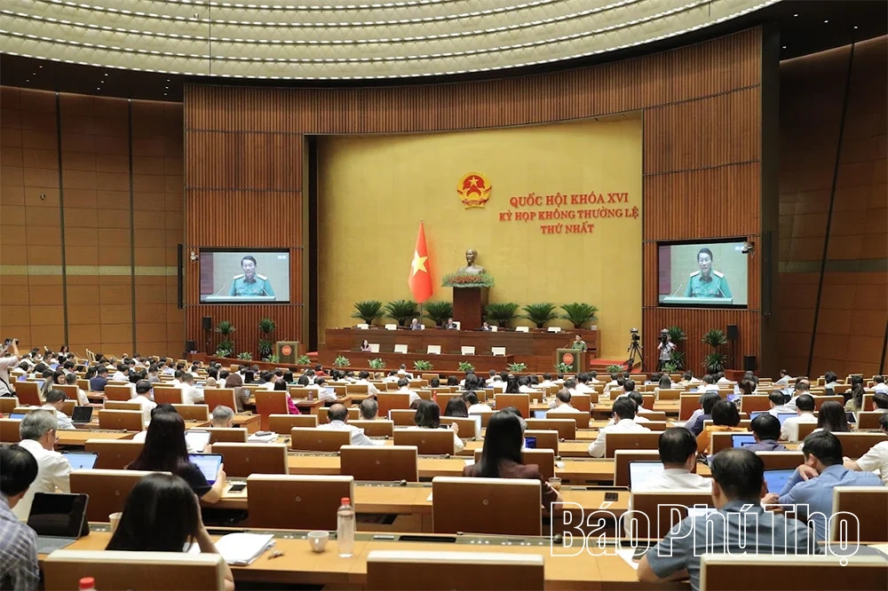Đại biểu Quốc hội tỉnh Phú Thọ thảo luận tại tổ về một số dự án luật 