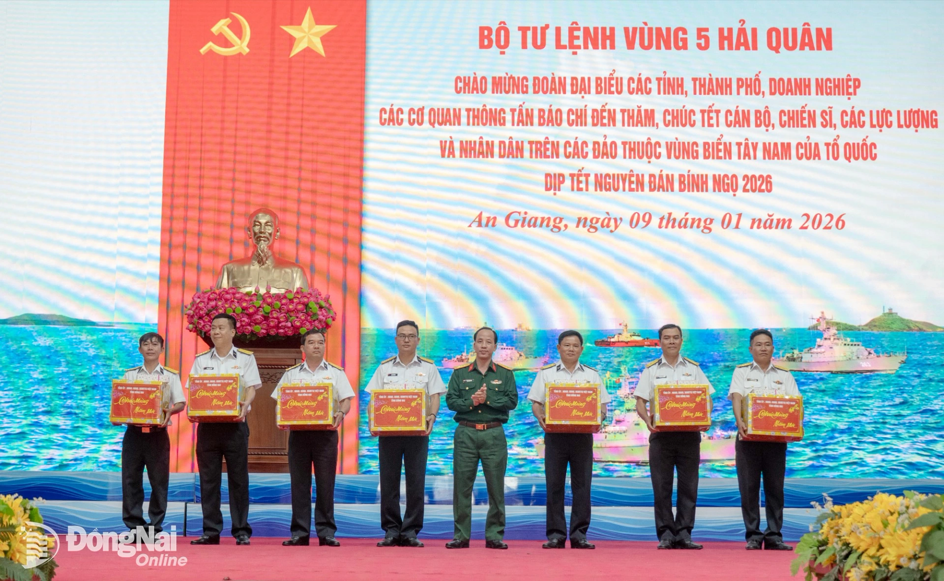 Thượng tá Bùi Khánh Hòa, Phó chỉ huy trưởng Bộ Chỉ huy Quân sự tỉnh Đồng Nai, trưởng đoàn công tác tỉnh Đồng Nai tặng quà các cơ quan, đơn vị Vùng 5 Hải quân. Ảnh: Xuân Lượng