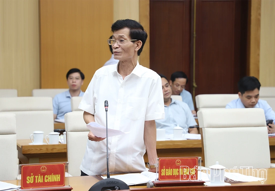 Chủ tịch UBND tỉnh Trần Duy Đông nghe báo cáo về đánh giá KPI và biên chế giáo dục
