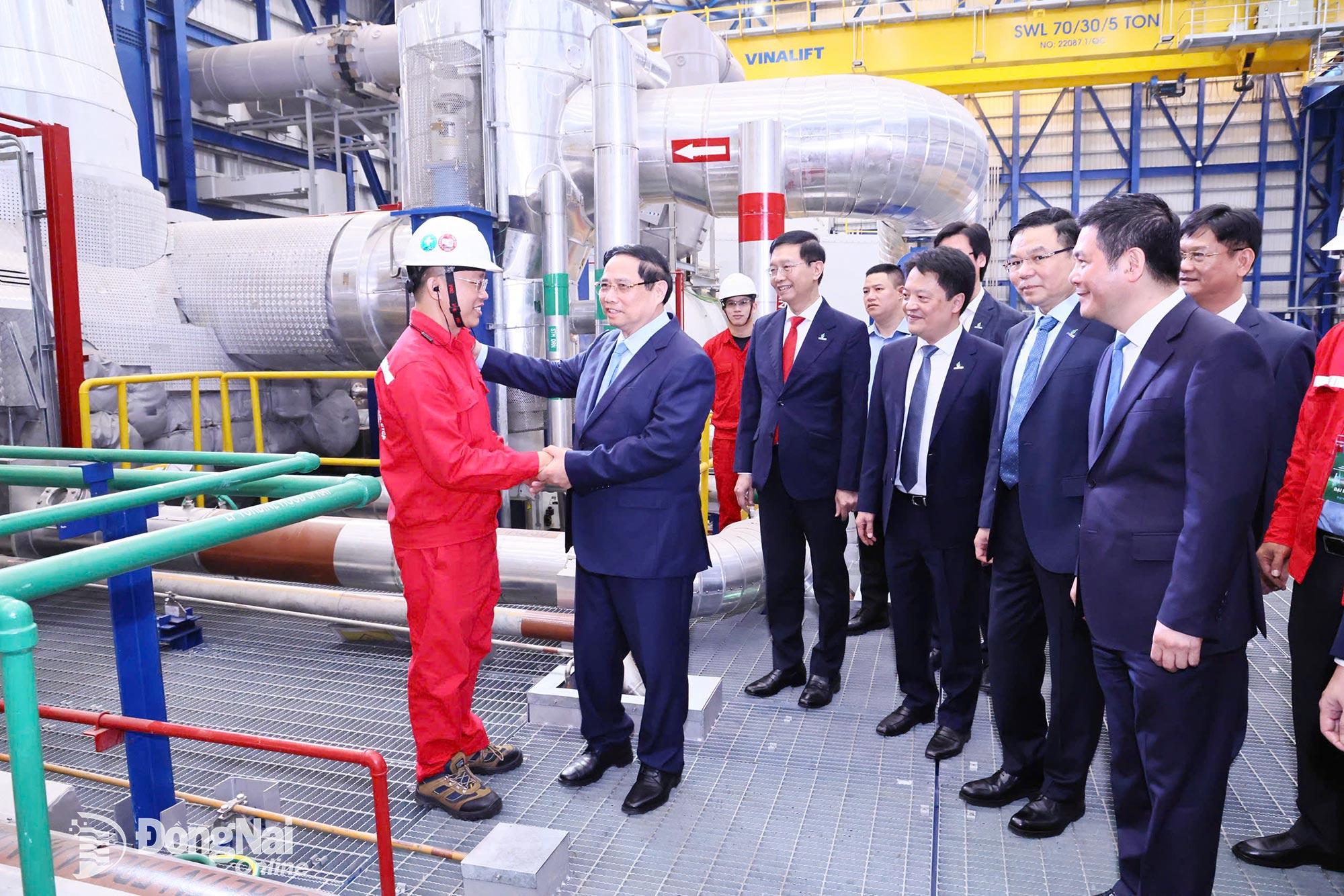 Thủ tướng Chính phủ Phạm Minh Chính động viên công nhân làm việc tại nhà máy. Ảnh: Công Nghĩa