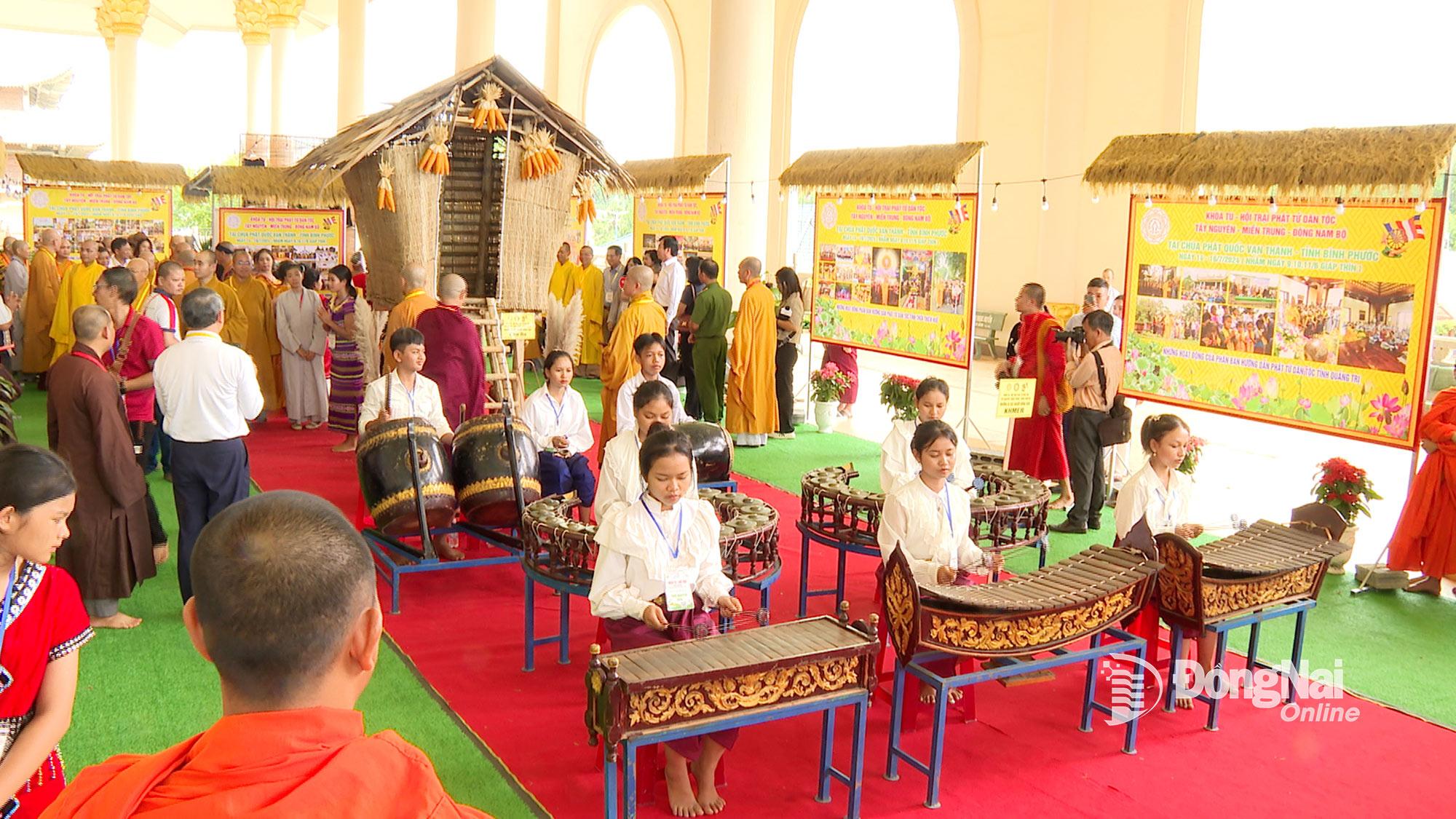 Nhạc ngũ âm làm nên sắc màu riêng tại các lễ hội cộng đồng. Ảnh: Từ Huy