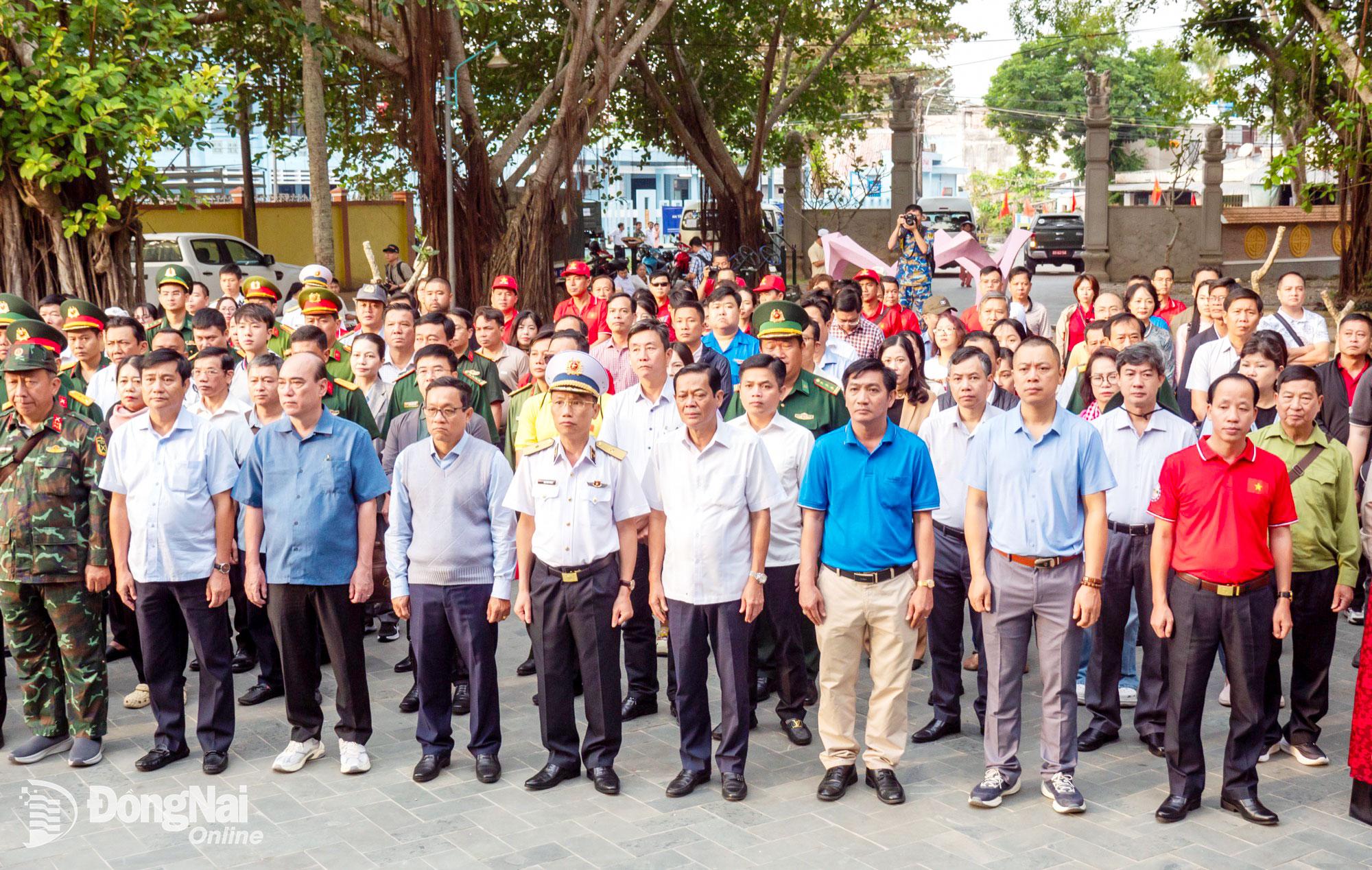 Chuẩn đ&ocirc; đốc Ng&ocirc; Văn Th&agrave;nh, B&iacute; thư Đảng ủy, Ch&iacute;nh ủy V&ugrave;ng 5 Hải qu&acirc;n c&ugrave;ng đo&agrave;n c&ocirc;ng t&aacute;c d&acirc;ng hương tại đền thờ Thổ Ch&acirc;u. Ảnh: Xu&acirc;n Lượng