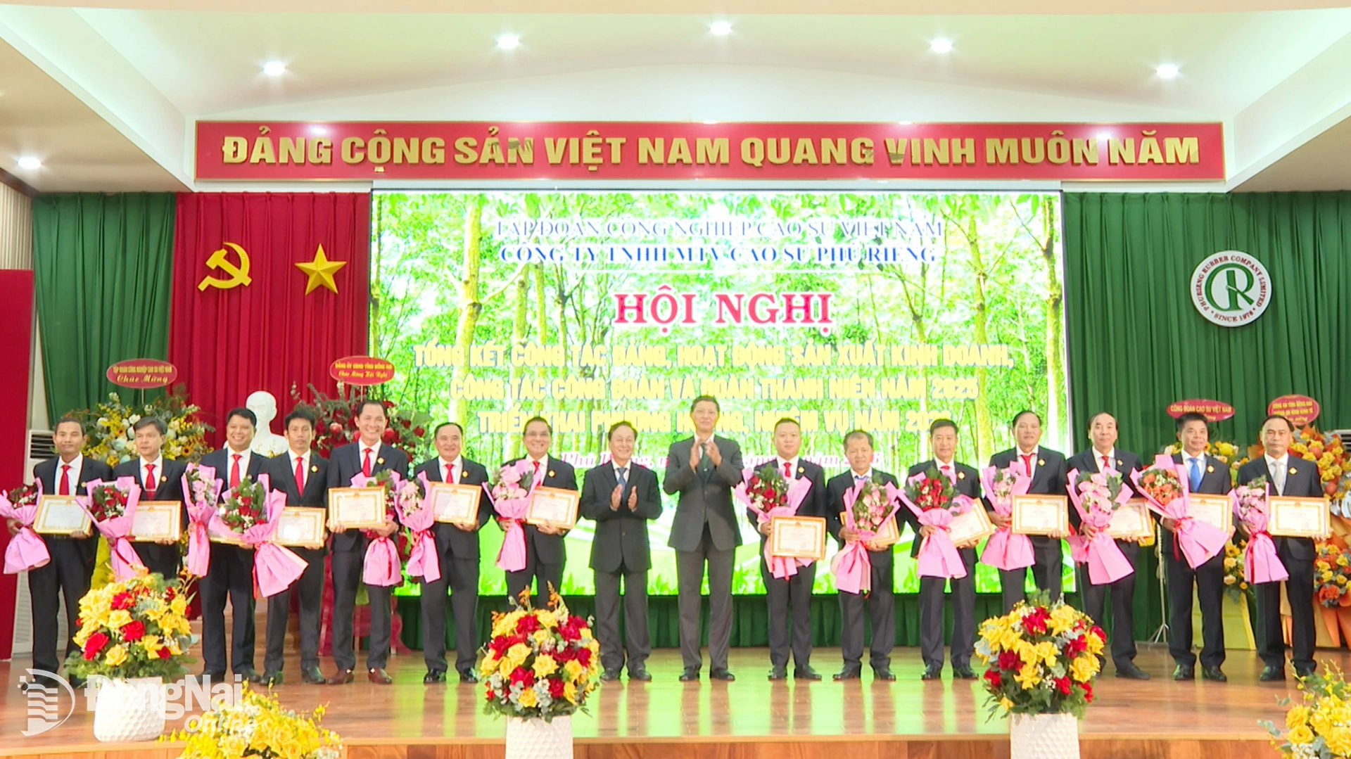 Khen thưởng các tập thể, cá nhân đạt nhiều thành tích xuất sắc trong năm 2025. Ảnh: Thanh Lâm
