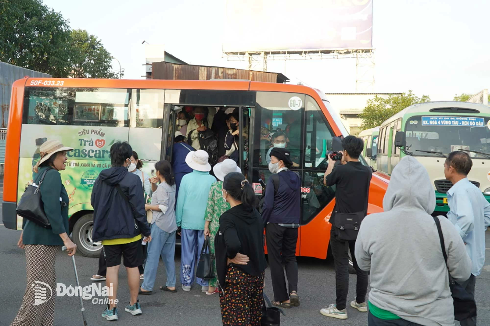 Kích thước phương tiện tuyến xe buýt 607 nhỏ, trong khi số lượng hành khách quá đông nên đã xảy ra cảnh chen lấn khi lên xe. Ảnh: An Nhơn