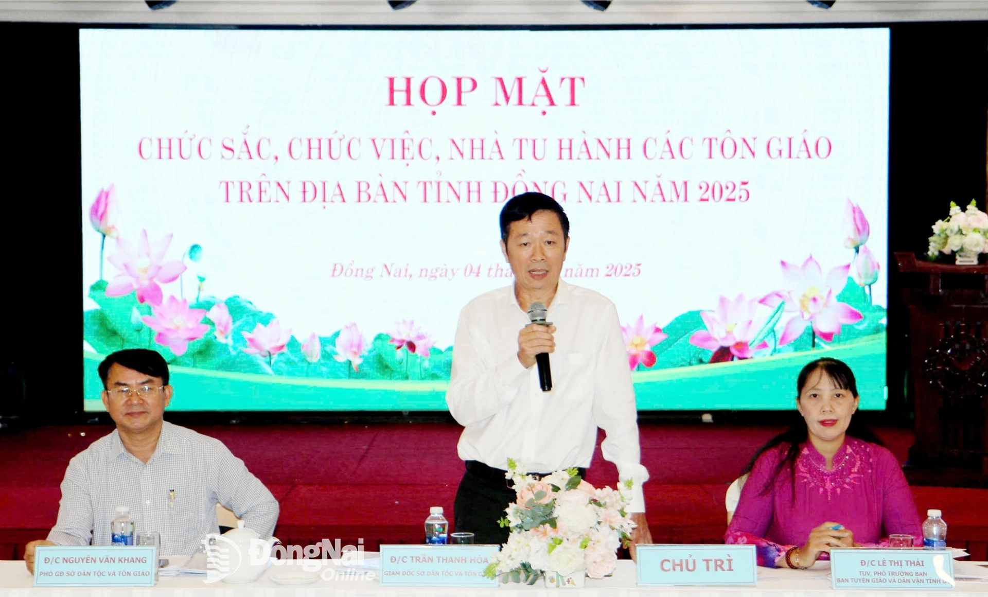 Tỉnh ủy viên, Phó Trưởng ban Tuyên giáo và Dân vận Tỉnh ủy Lê Thị Thái; Giám đốc Sở Dân tộc và Tôn giáo tỉnh Đồng Nai Trần Thanh Hòa và Phó Giám đốc Sở Dân tộc và Tôn giáo tỉnh Đồng Nai Nguyễn Văn Khang cùng chủ trì chương trình họp mặt. Ảnh: Văn Truyên  