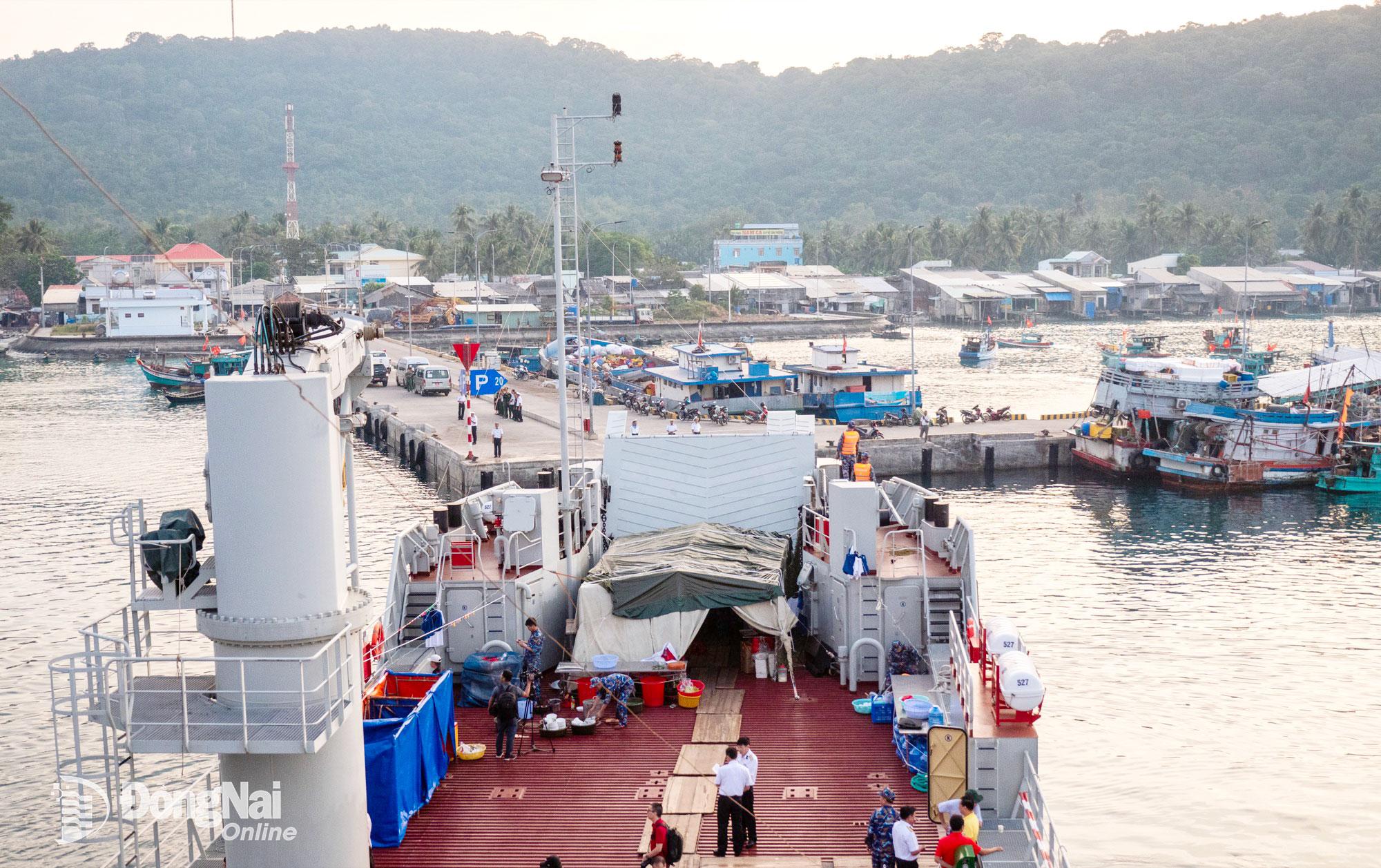 T&agrave;u hải qu&acirc;n 527 chuẩn bị cập cảng Thổ Ch&acirc;u. Ảnh: Xu&acirc;n Lượng