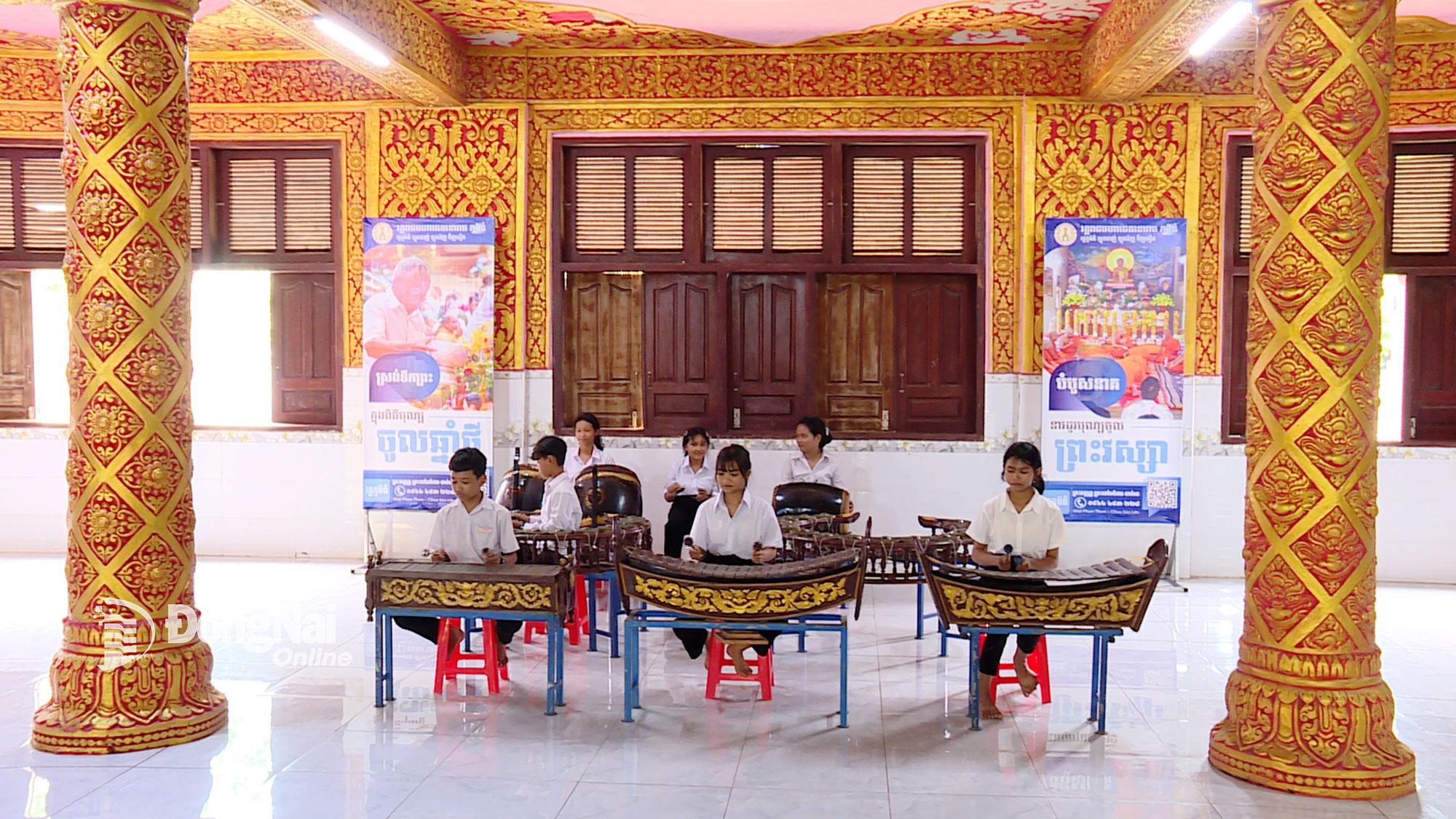 Không gian tập luyện và các loại nhạc cụ trong dàn nhạc ngũ âm tại chùa Sóc Lớn (xã Lộc Hưng). Ảnh: Từ Huy