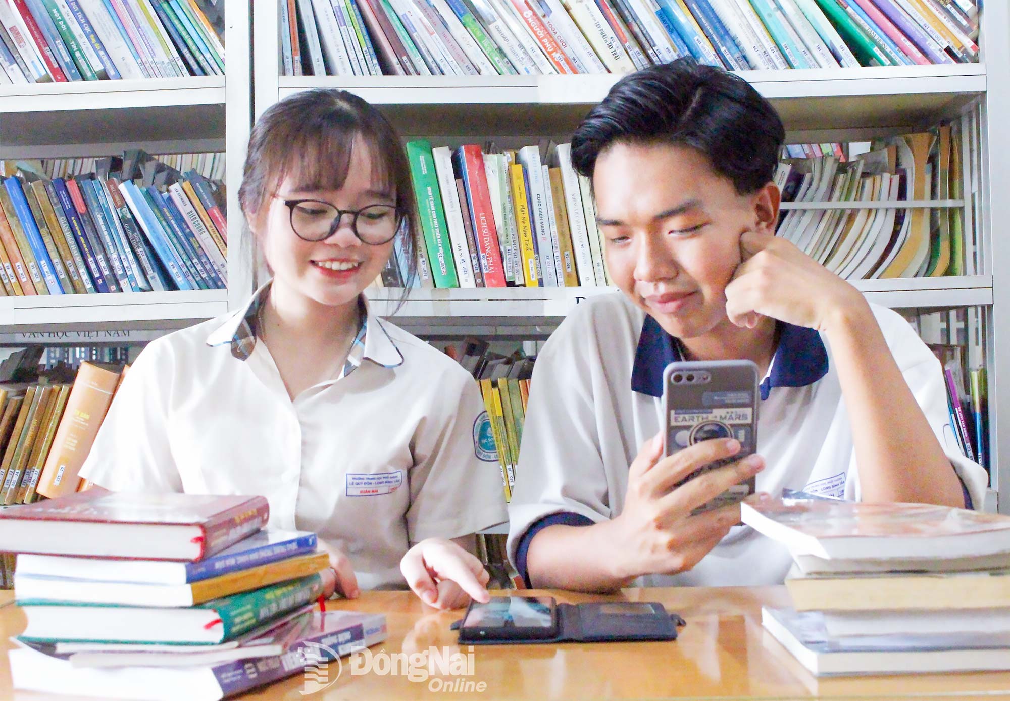 Bạn đọc xem sách trực tuyến trên điện thoại thông minh tại Thư viện Đồng Nai. Ảnh: My Ny