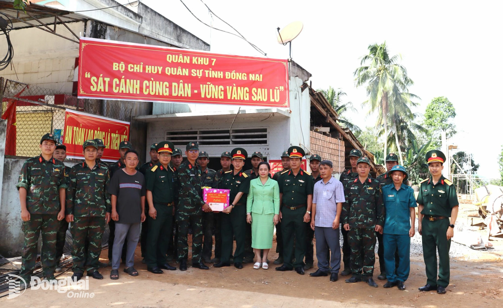 Thượng tá Bùi Khánh Hòa tặng quà động viên lực lượng xây dựng lại nhà giúp dân. Ảnh: Nguyệt Hà