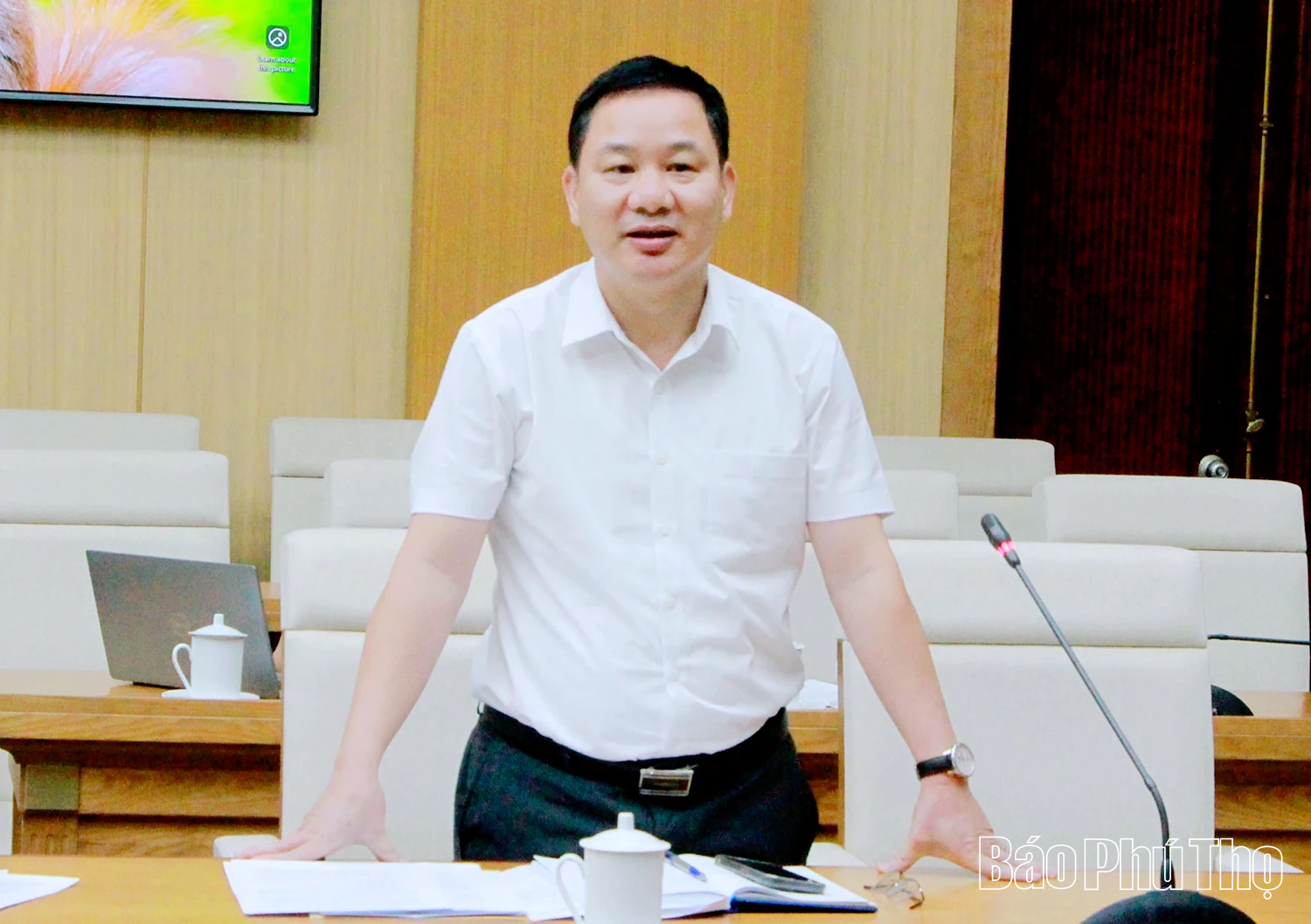 Phó Chủ tịch UBND tỉnh Nguyễn Khắc Hiếu nghe báo cáo về công tác chuẩn bị Lễ kỷ niệm 80 năm Ngày truyền thống Công an nhân dân