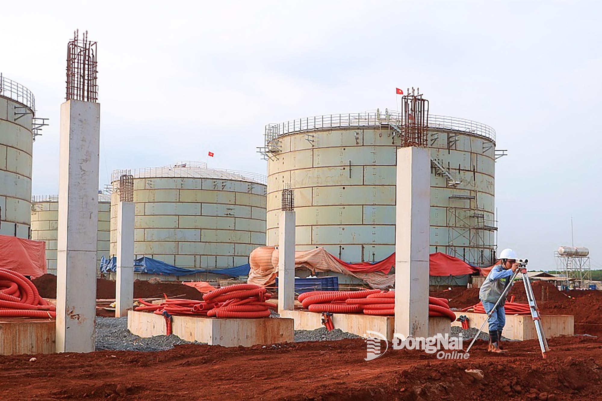 6 bồn nổi chứa nhiên liệu tàu bay tại Sân bay Long Thành có dung tích 6 ngàn m3/bồn. Ảnh: Phạm Tùng