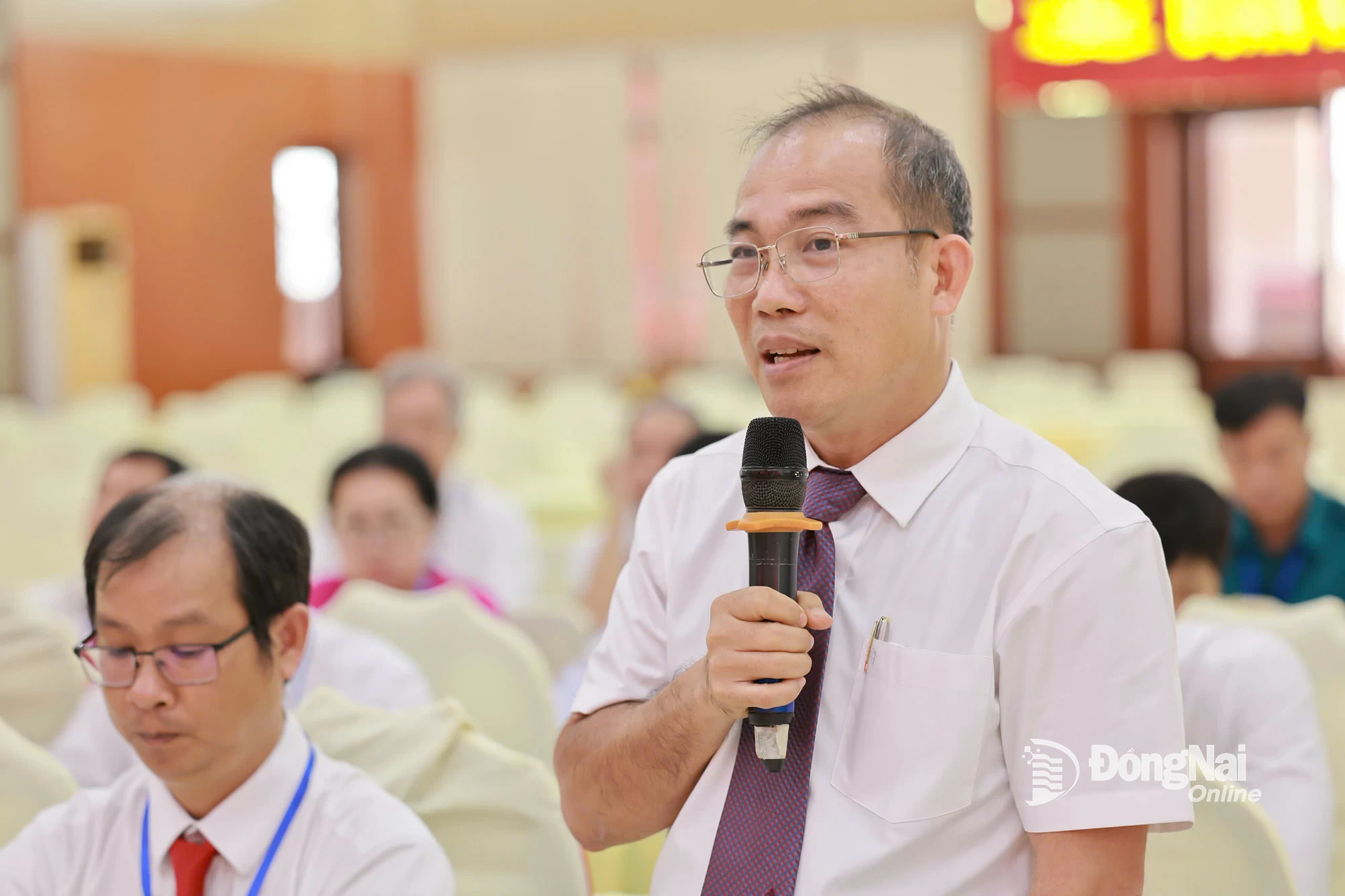 Đại biểu Đinh Sỹ Phúc góp ý cho văn kiện Đại hội Đảng bộ phường Trấn Biên. Ảnh: Công Nghĩa