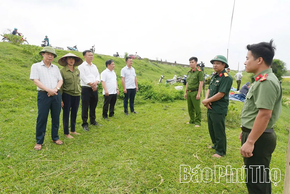 Xã Hoàng An: Nước ngập đồng, cán bộ xã cùng dân cứu lúa