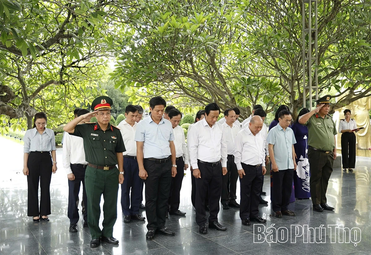 Đoàn đại biểu Phú Thọ viếng nghĩa trang liệt sĩ tại tỉnh Điện Biên