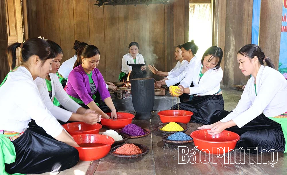 &nbsp;Hương vị núi rừng gửi trong ống nứa