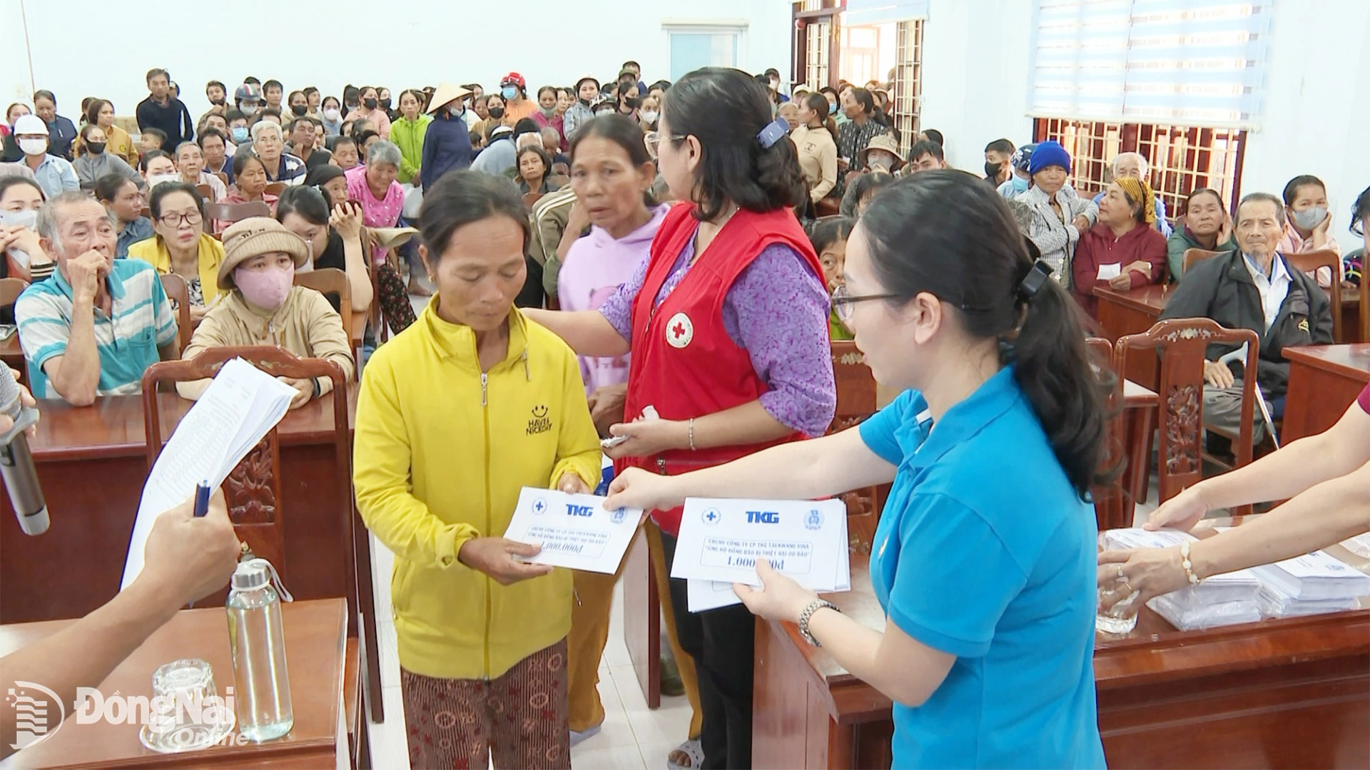 Các thành viên trong đoàn công tác trao tặng quà cho bà con xã Vân Canh, tỉnh Gia Lai