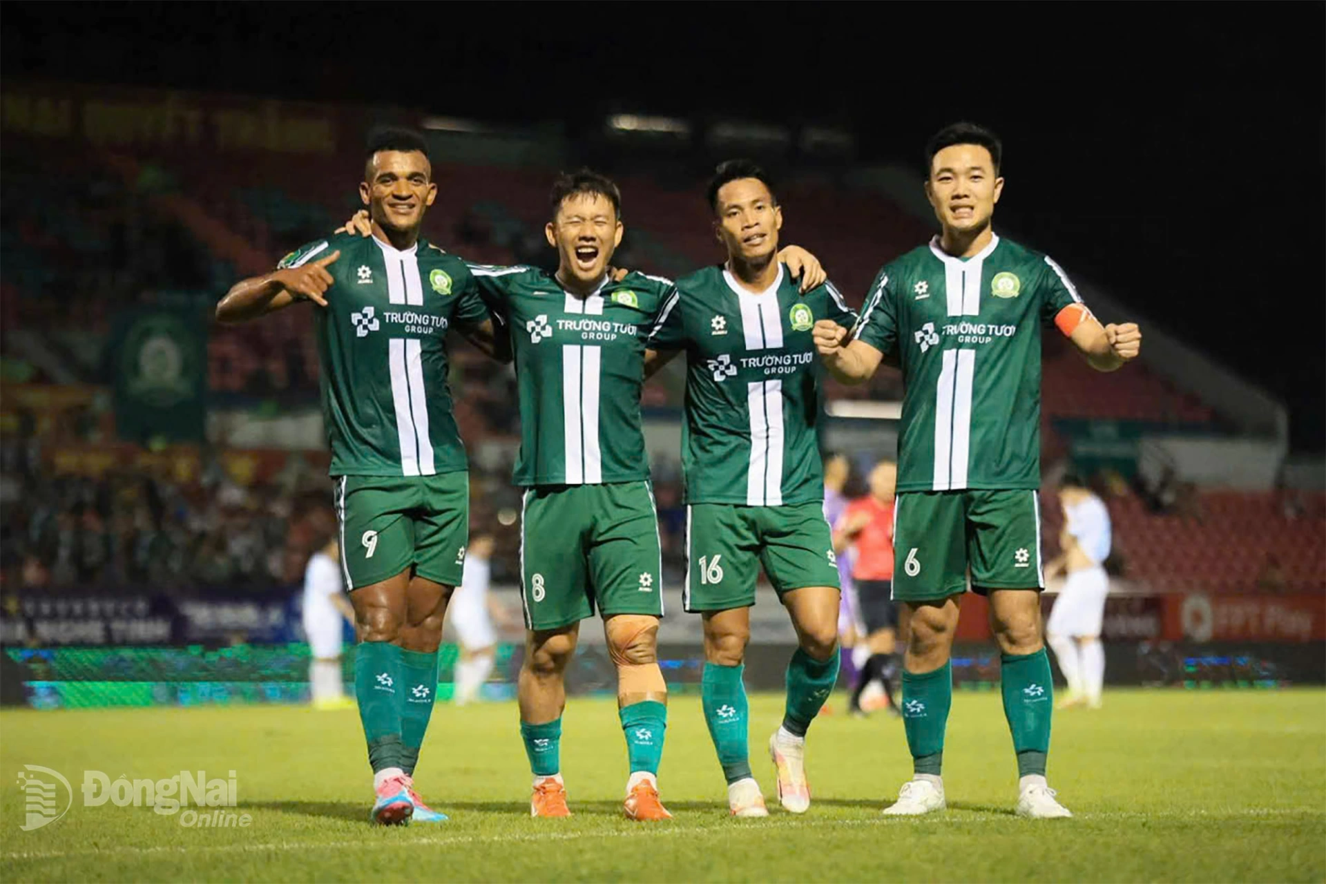 Tiền vệ Trần Minh Vương (số 8) đang thể hiện phong độ ấn tượng ở Trường Tươi Đồng Nai.