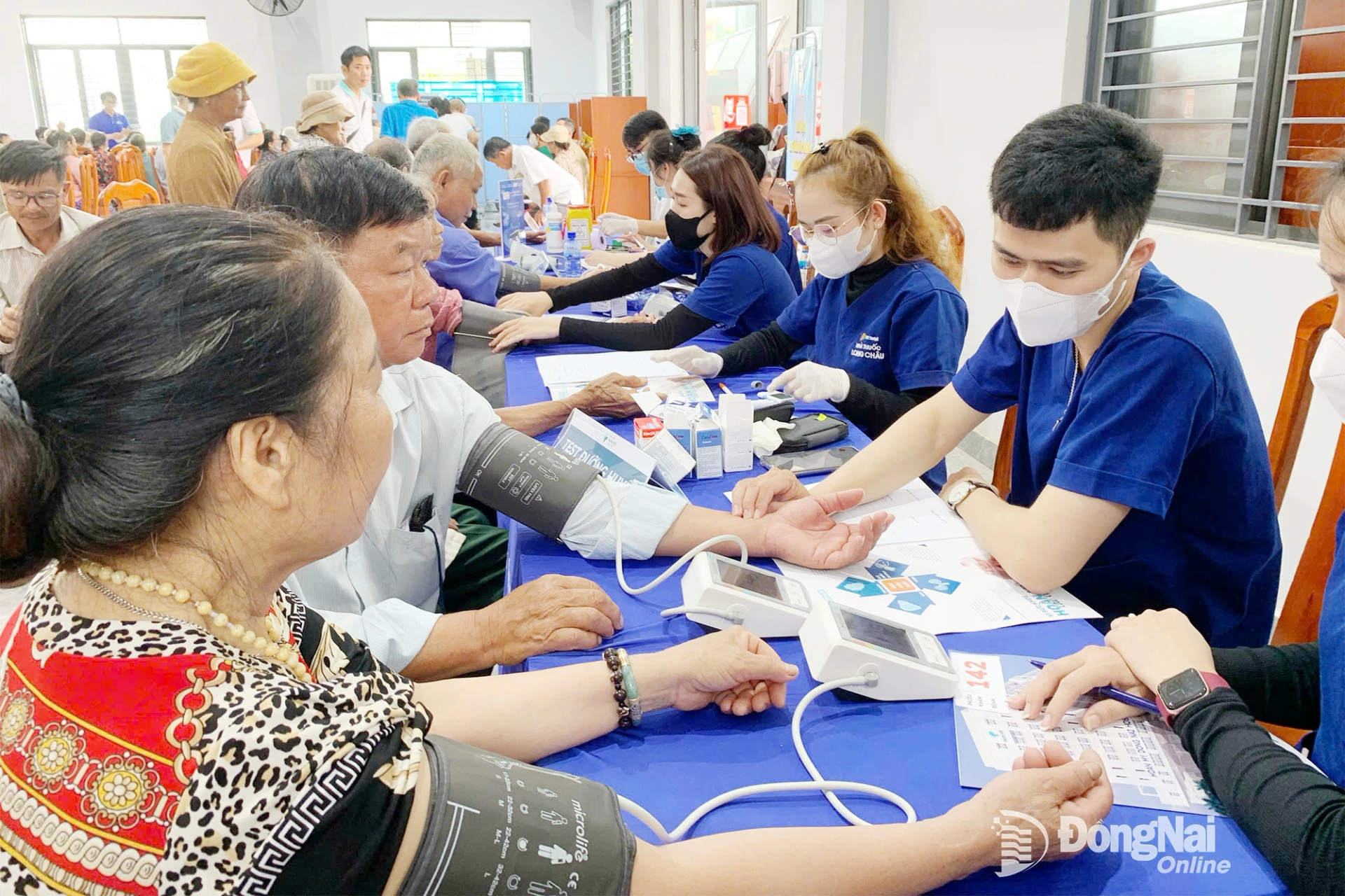 Người cao tuổi ở xã Sông Ray được kiểm tra huyết áp khi đến khám, tư vấn sức khỏe miễn phí (hoạt động do Hội Liên hiệp thanh niên Việt Nam tỉnh tổ chức). Ảnh: Nga Sơn