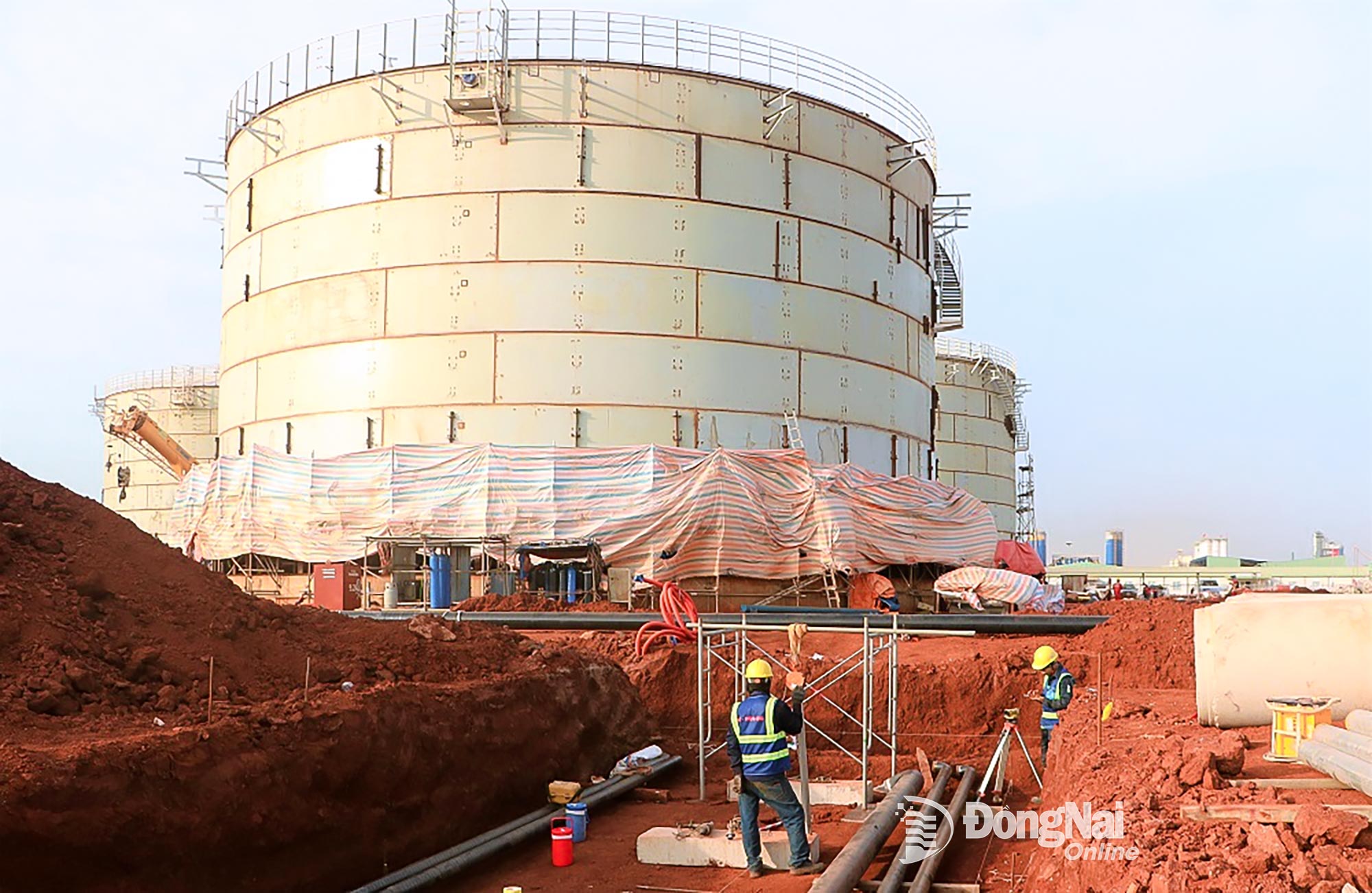 Hiện nay, liên danh nhà thầu đang huy động gần 700 nhân sự và hơn 80 máy móc, thiết bị để triển khai thi công gói thầu. Ảnh: Phạm Tùng