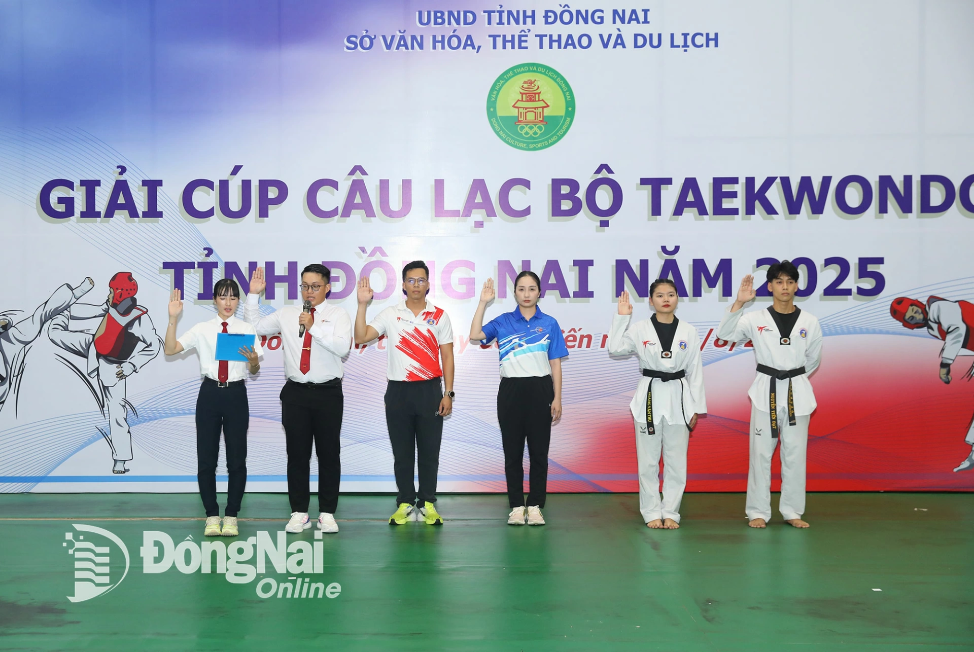 Đại diện lực lượng trọng tài, các vận động viên và câu lạc bộ điều hành, tham dự giải thực hiện nghi thức tuyên thệ. Ảnh: Huy Anh