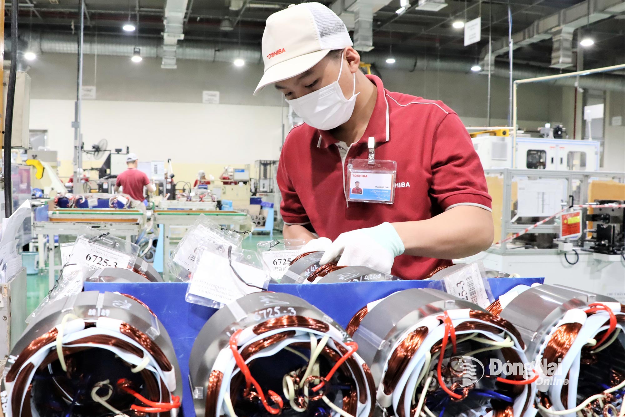 Công nhân trên dây chuyền sản xuất tại Công ty TNHH Sản phẩm công nghiệp Toshiba Asia (Khu công nghiệp Amata, phường Long Bình, tỉnh Đồng Nai). Ảnh: Phạm Tùng