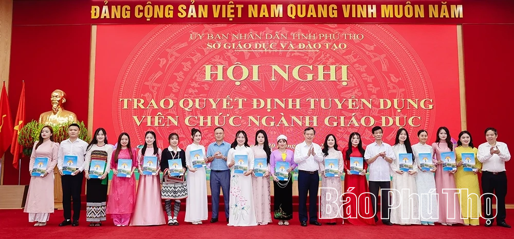 Phú Thọ trao quyết định tuyển dụng 1.334 giáo viên và nhân viên trường học
