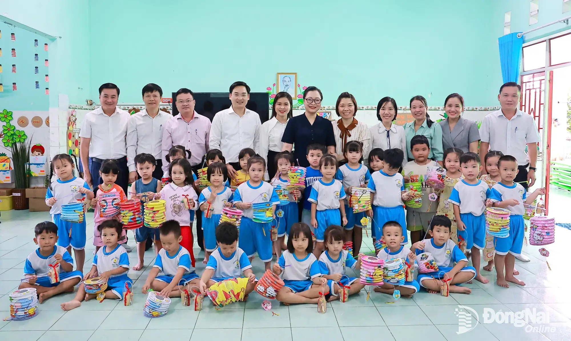 Đoàn kiểm tra của Bộ Giáo dục và Đào tạo, Sở Giáo dục và Đào tạo thành phố Đồng Nai, lãnh đạo phường Trảng Bom chụp hình cùng các em Trường mầm non Tân Lập. Ảnh: Thành Toàn