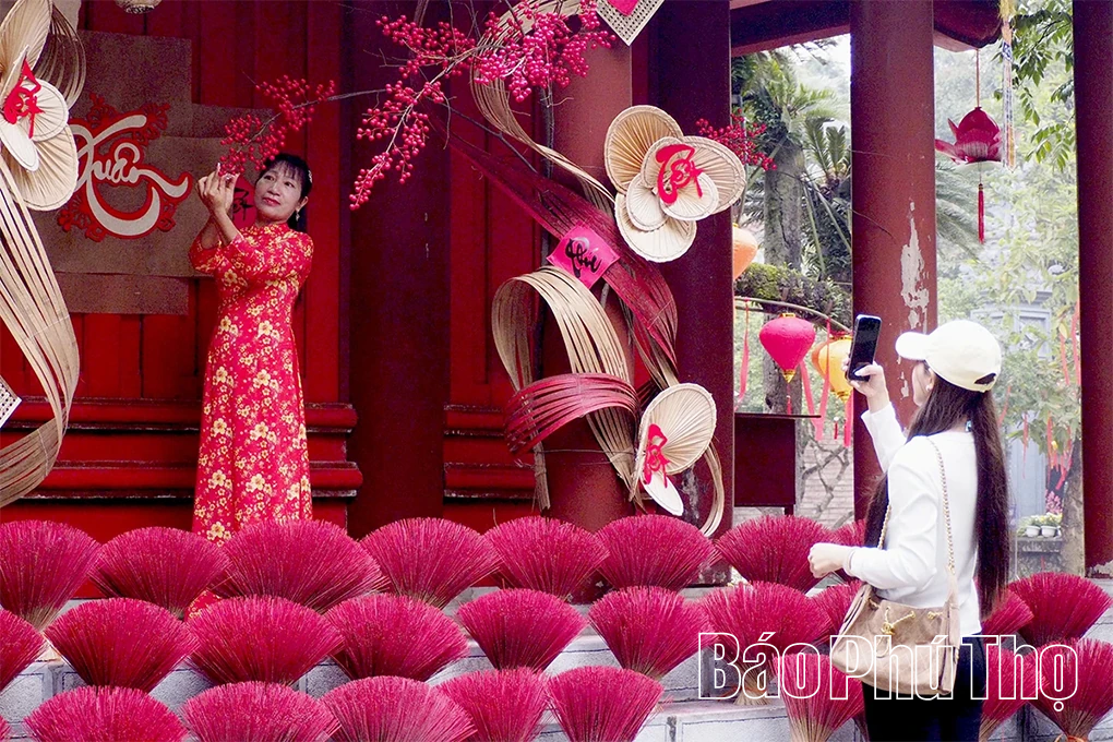 Người dân Phú Thọ rộn ràng du Xuân đầu năm