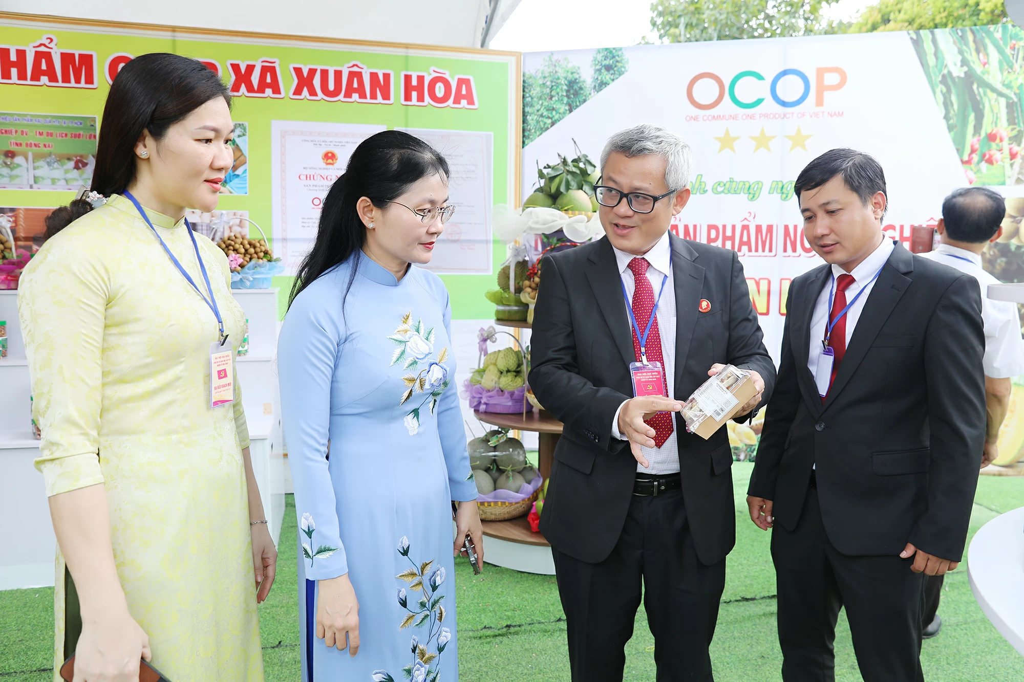 Đồng chí Tôn Ngọc Hạnh, Ủy viên dự khuyết Trung ương Đảng, Phó Bí thư Thường trực Tỉnh ủy, Chủ tịch HĐND tỉnh Đồng Nai và Bí thư Đảng ủy, Chủ tịch HĐND xã Xuân Hòa Tạ Quang Trường cùng các đại biểu tham quan triển lãm. Ảnh: Huy Anh