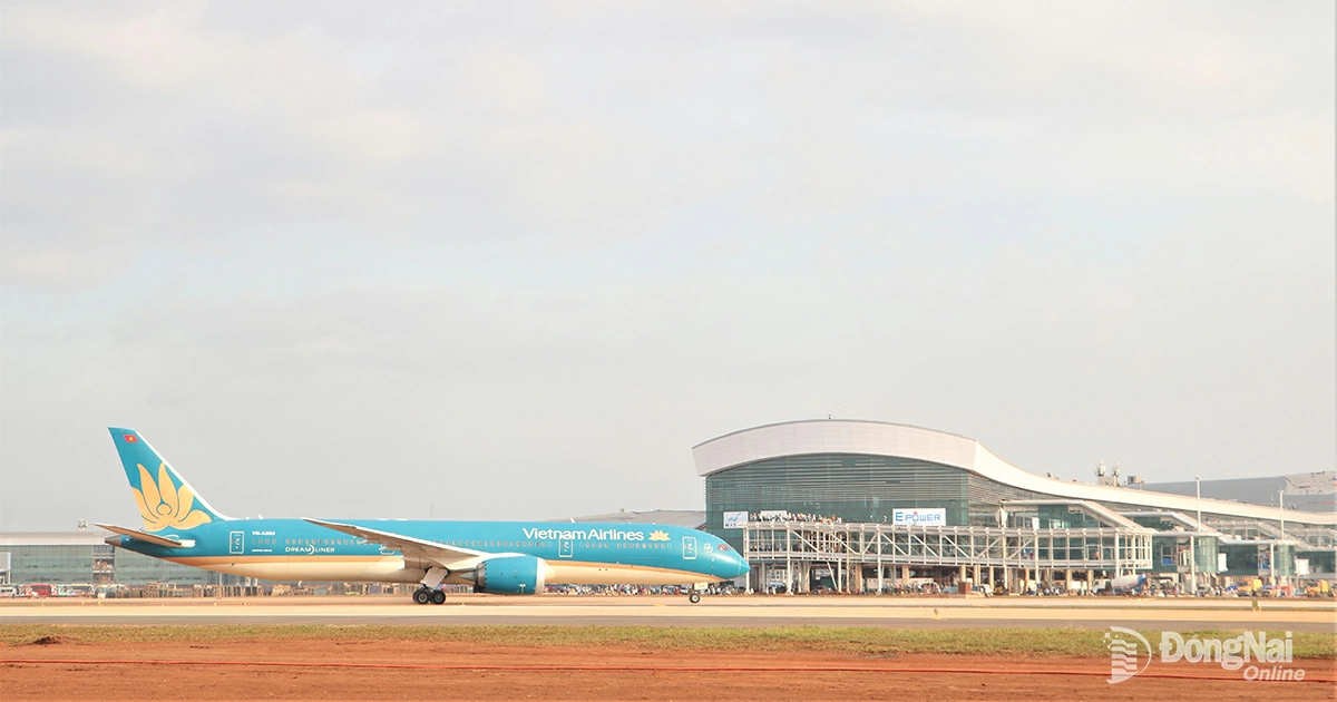 Máy bay đi qua khu vực trung tâm nhà ga hành khách Sân bay Long Thành.