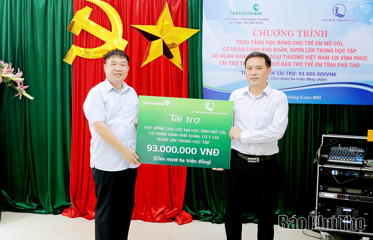 Trao học bổng cho trẻ em có hoàn cảnh đặc biệt khó khăn