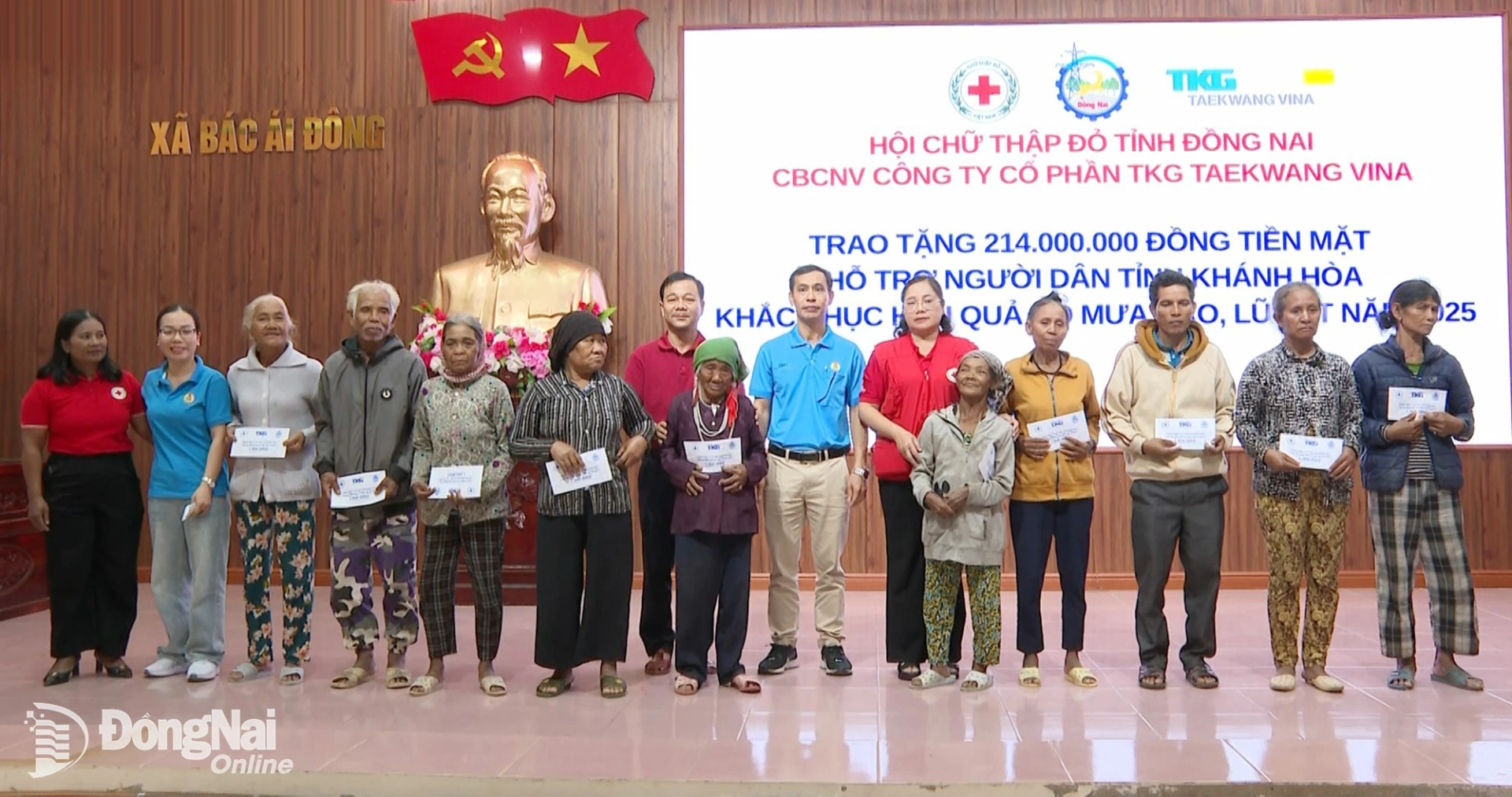 Lãnh đạo Hội Chữ thập đỏ tỉnh Đồng Nai, Khánh Hòa và Công ty Cổ phần TKG Taekwang Vina trao các suất hỗ trợ cho người dân. Ảnh: Văn Đoàn