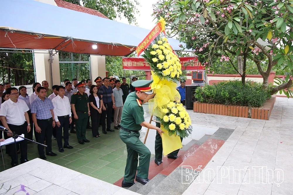 Xã Dân Chủ dâng hương tưởng niệm các anh hùng liệt sĩ, triển khai lấy mẫu hài cốt phục vụ giám định ADN
