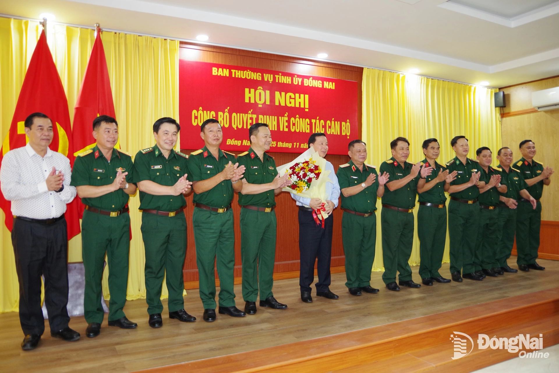 Các đại biểu tham dự hội nghị tặng hoa chúc mừng đồng chí Nguyễn Văn Út. Ảnh: Phan Hải