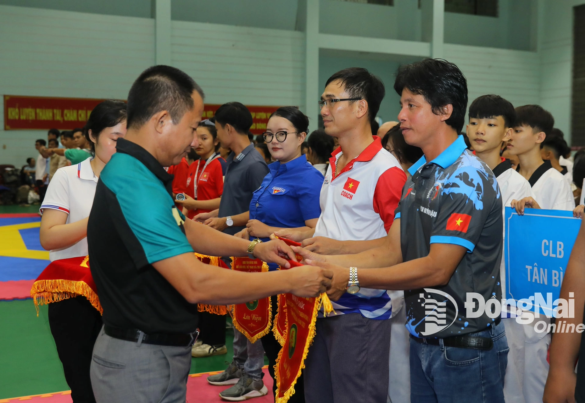 Phó Giám đốc Sở Văn hóa, Thể thao và Du lịch Trần Thế Anh tặng cờ lưu niệm cho các câu lạc bộ tham dự giải. Ảnh: Huy Anh