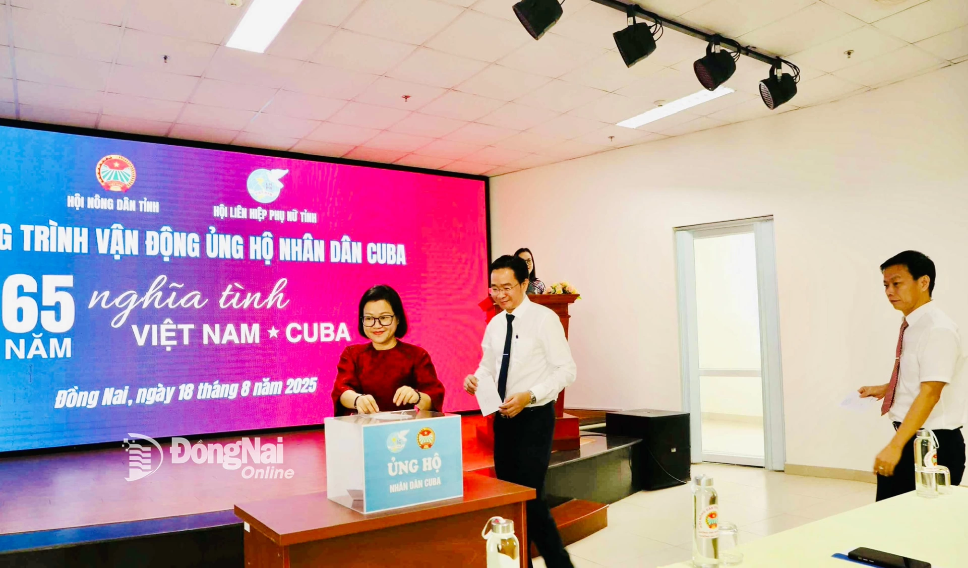 Cán bộ, công chức, người lao động của Hội Nông dân tỉnh và Hội LHPN tỉnh Đồng Nai đóng góp ủng hộ nhân dân Cuba. Ảnh: B.Nguyên