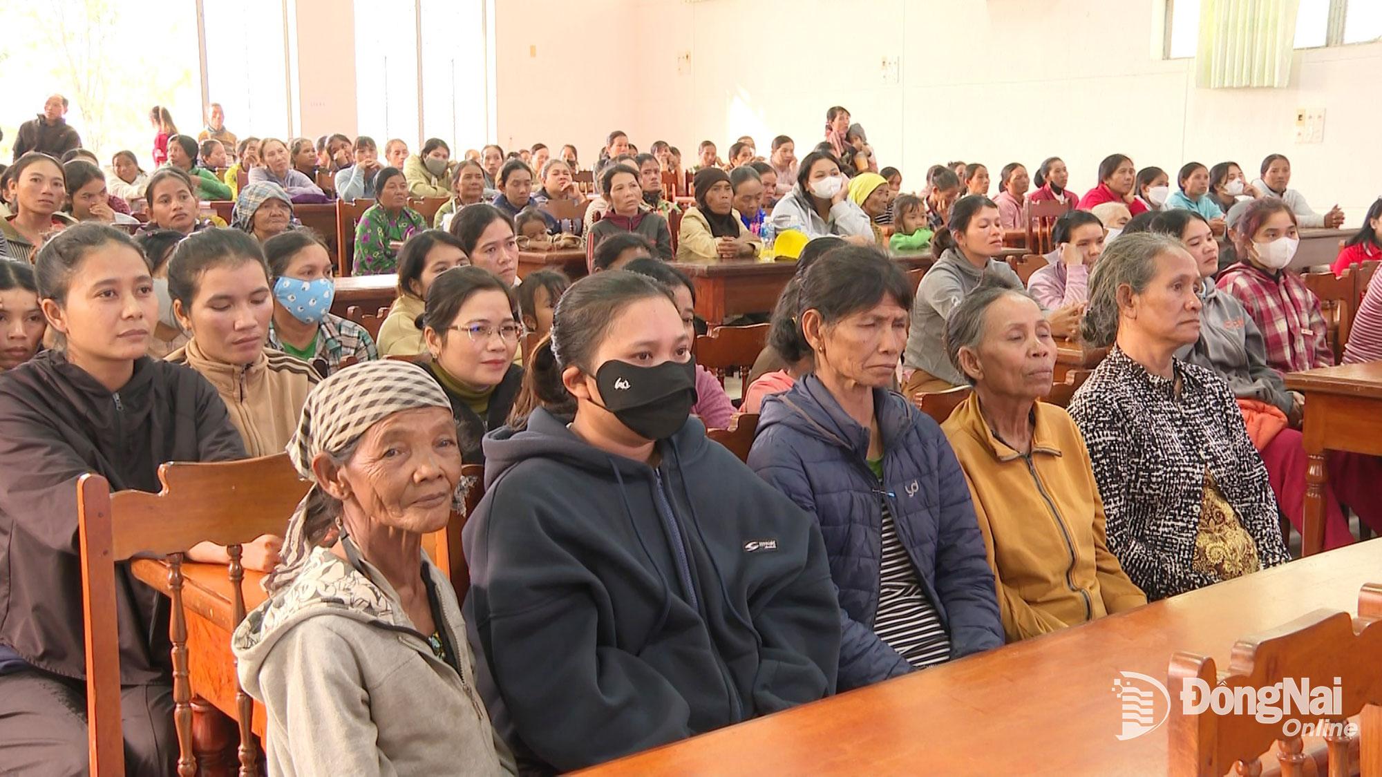 Đông đảo người dân xã Bác Ái Đông đến nhận hỗ trợ từ đoàn công tác tỉnh Đồng Nai. Ảnh: Văn Đoàn