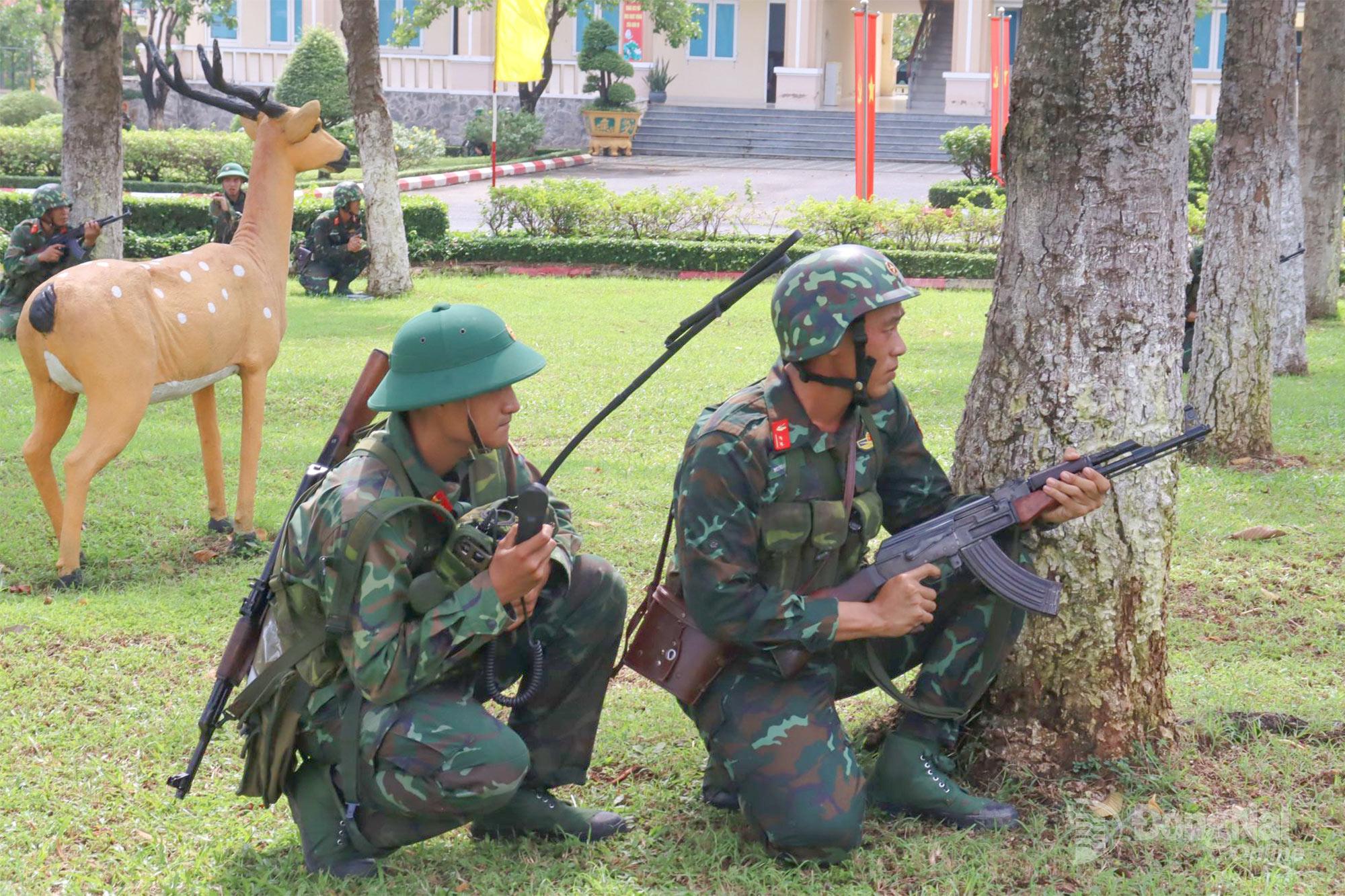 Bộ đội Lữ đoàn 22 thực hành bài kiểm tra báo động phân đội trực chiến bộ binh. Ảnh: Nguyệt Hà  