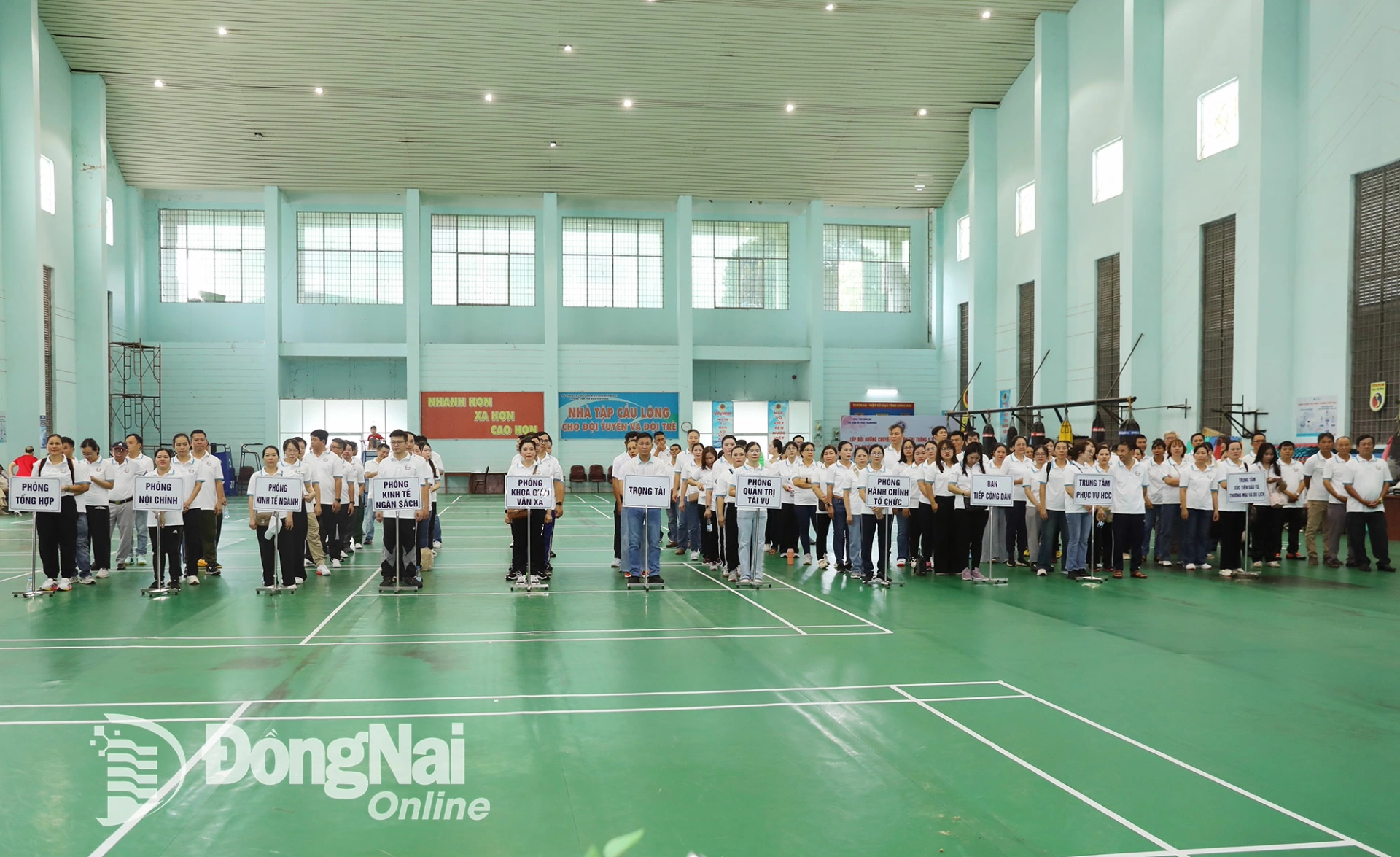 Gần 200 vận động viên, cổ động viên của 10 đơn vị tham gia tranh tài tại hội thao, hội thi văn nghệ. Ảnh: Huy Anh