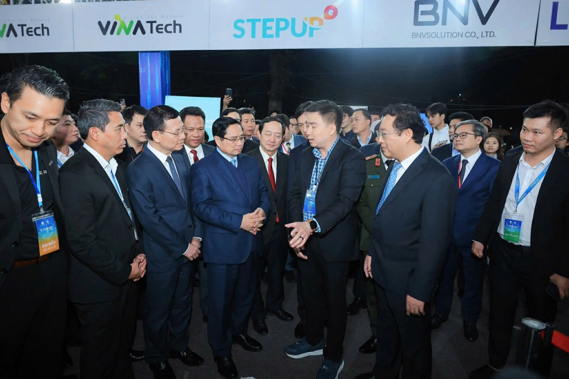 Ủy viên Bộ Chính trị, Thủ tướng Chính phủ Phạm Minh Chính cùng các đại biểu tham quan các gian hàng triển lãm tại Techfest Việt Nam 2025. Ảnh: Bộ Khoa học và Công nghệ
