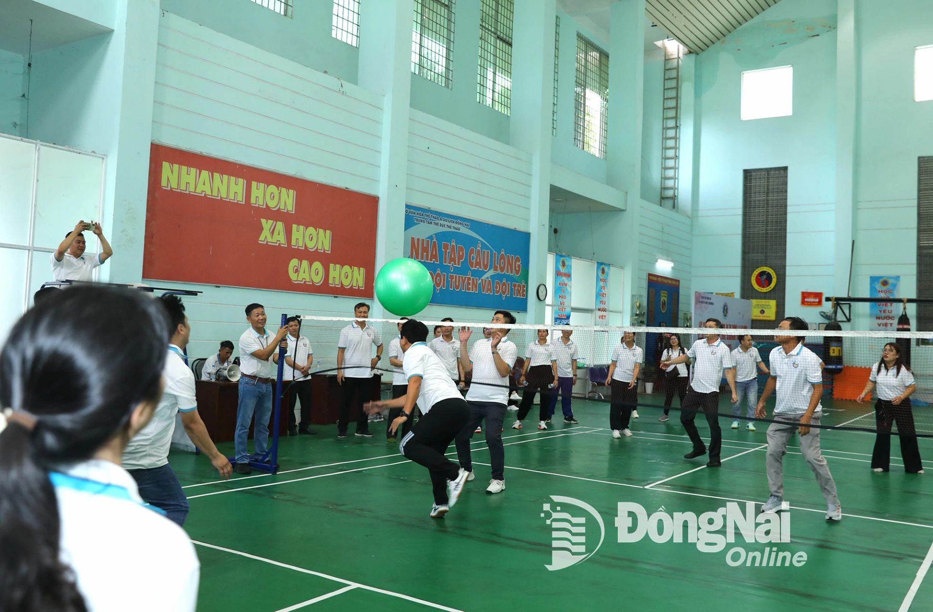 Các đơn vị thi đấu môn bóng chuyền khổng lồ. Ảnh: Huy Anh