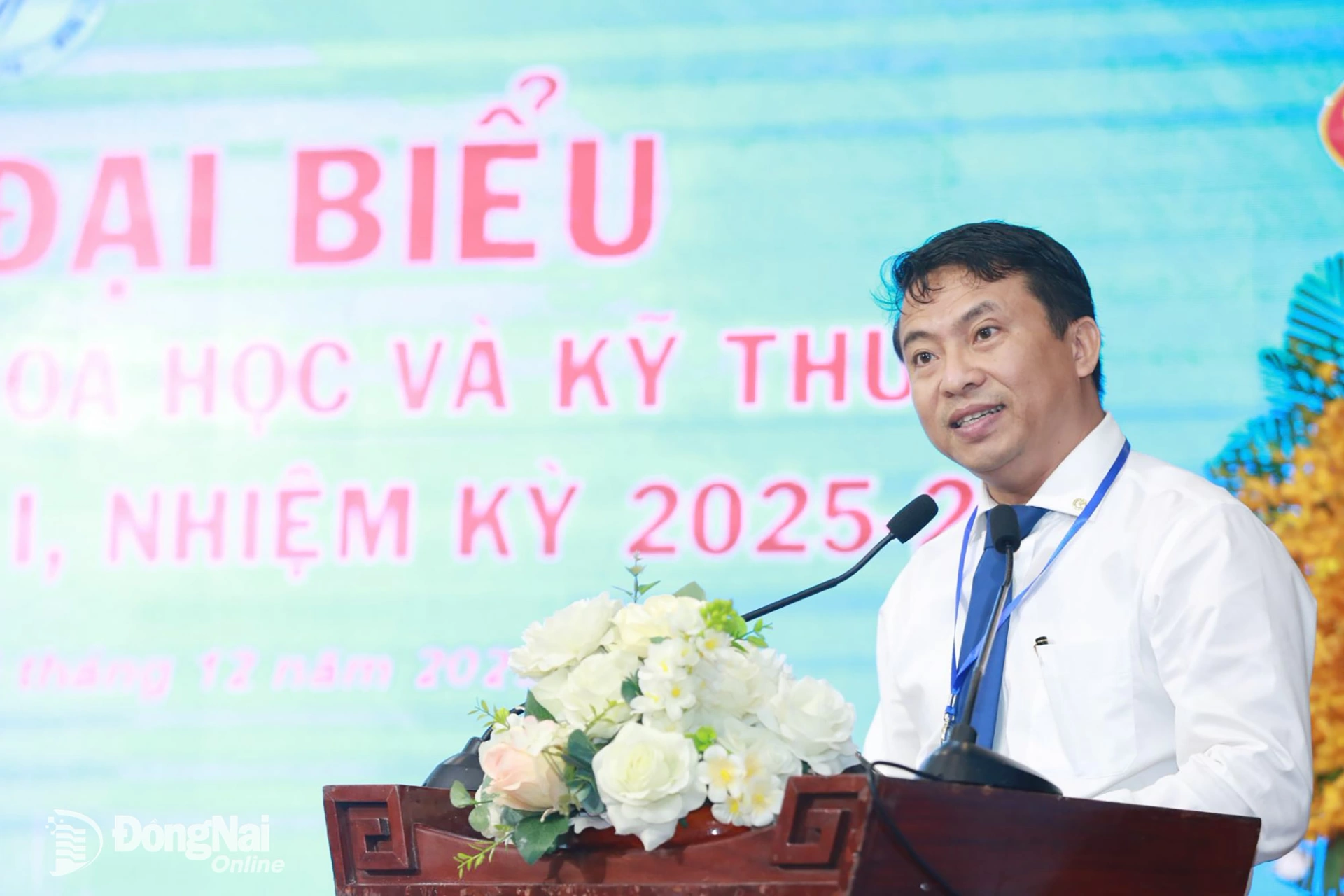 Tiến sĩ Phạm Hùng Đức, Phó Hiệu trưởng Trường đại học Đồng Nai trình bày tham luận tại đại hội. Ảnh: Huy Anh