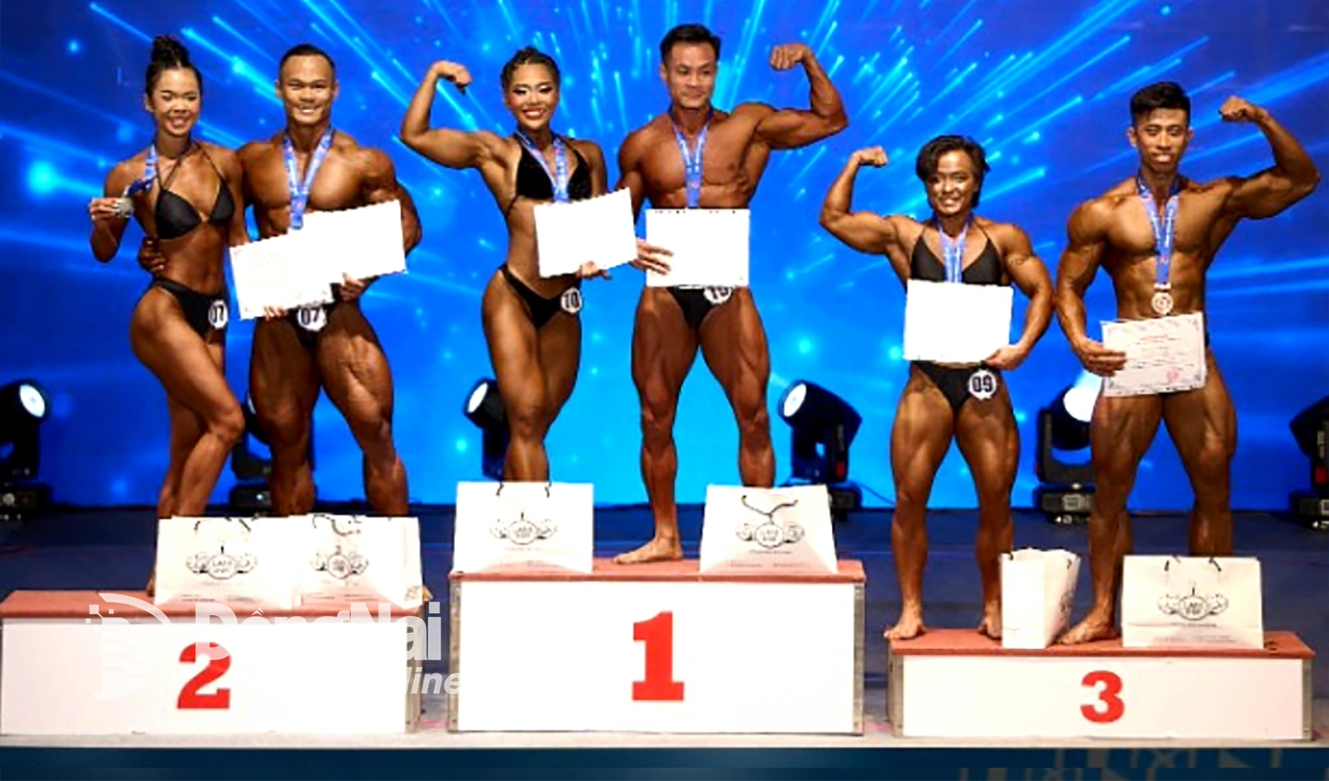 Cặp vận động viên Đồng Nai Phạm Thị Mỹ Thuận - Lê Văn Tuấn giành huy chương vàng Thể hình Bodybuilding đôi nam nữ đến 49kg. Ảnh chụp màn hình