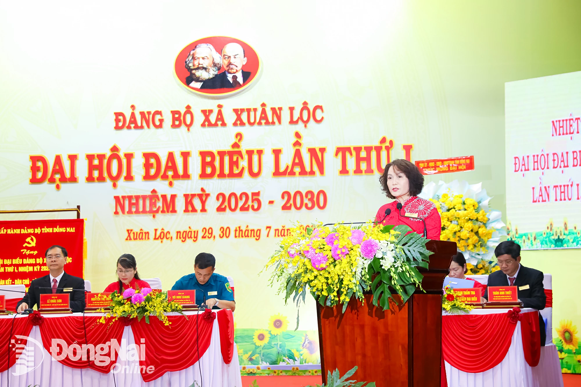 Bí thư Đảng ủy, Chủ tịch HĐND xã Xuân Lộc Nguyễn Thị Cát Tiên phát biểu khai mạc đại hội. Ảnh: Huy Anh