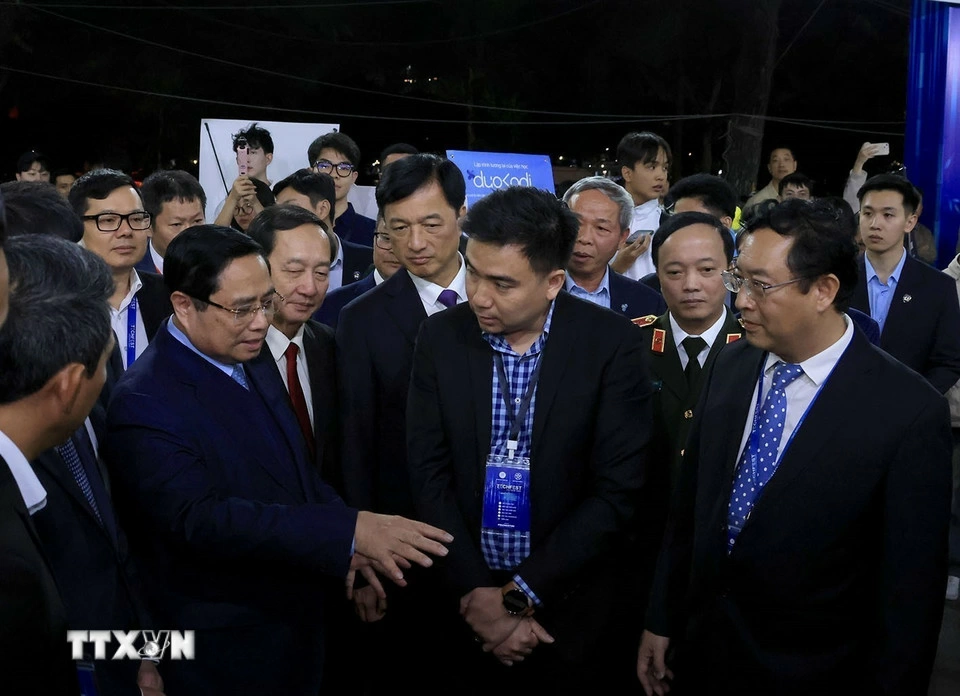 Ủy viên Bộ Chính trị, Thủ tướng Chính phủ Phạm Minh Chính; Ủy viên Bộ Chính trị, Bí thư Thành ủy Hà Nội Nguyễn Duy Ngọc cùng các đại biểu dự lễ khai mạc Techfest Việt Nam 2025. Ảnh: TTXVN