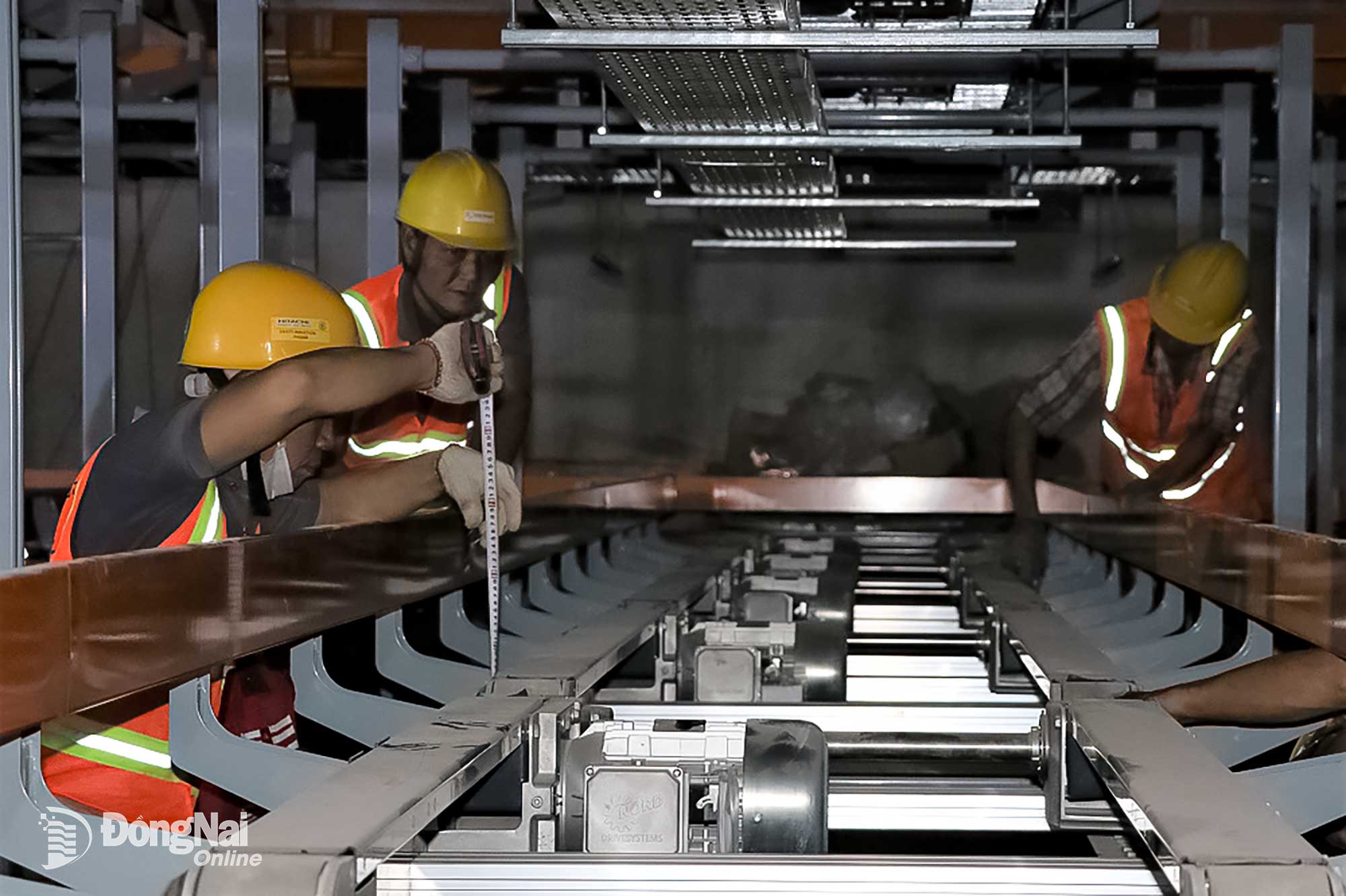 Với yêu cầu cao của ngành hàng không, việc lắp đặt thiết bị nhà ga hành khách đòi hỏi sự chính xác cao. Ảnh: Phạm Tùng  