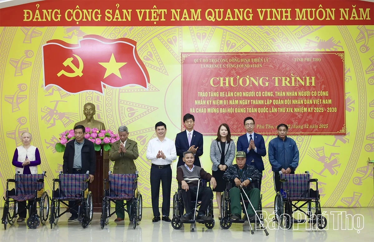 Trao tặng xe lăn cho người có công và thân nhân người có công với cách mạng