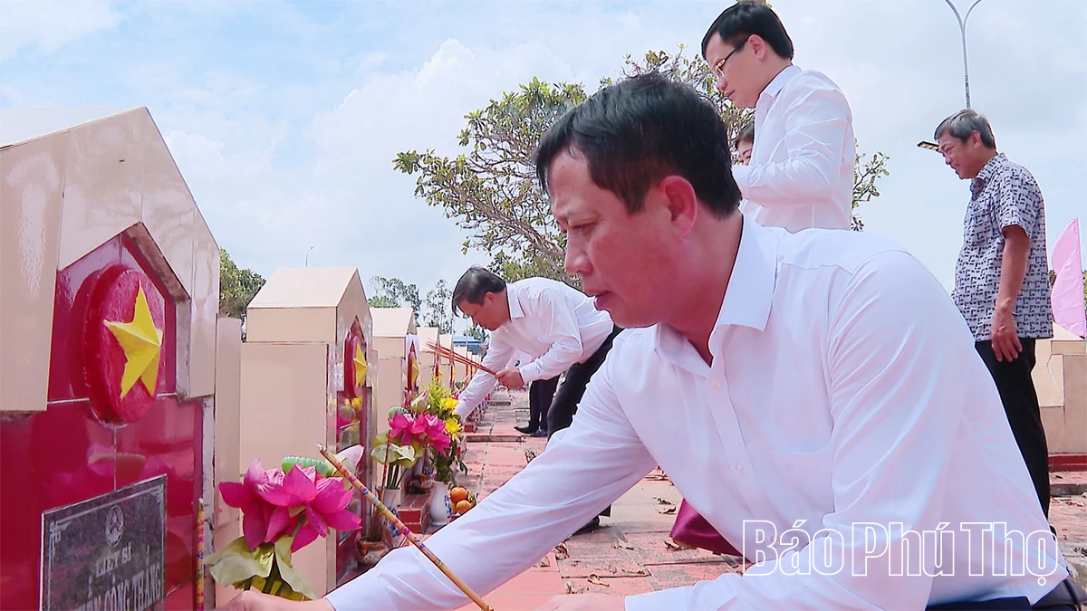 Phó Bí thư Thường trực Tỉnh ủy Bùi Văn Quang dâng hương các anh hùng liệt sĩ tại An Giang
