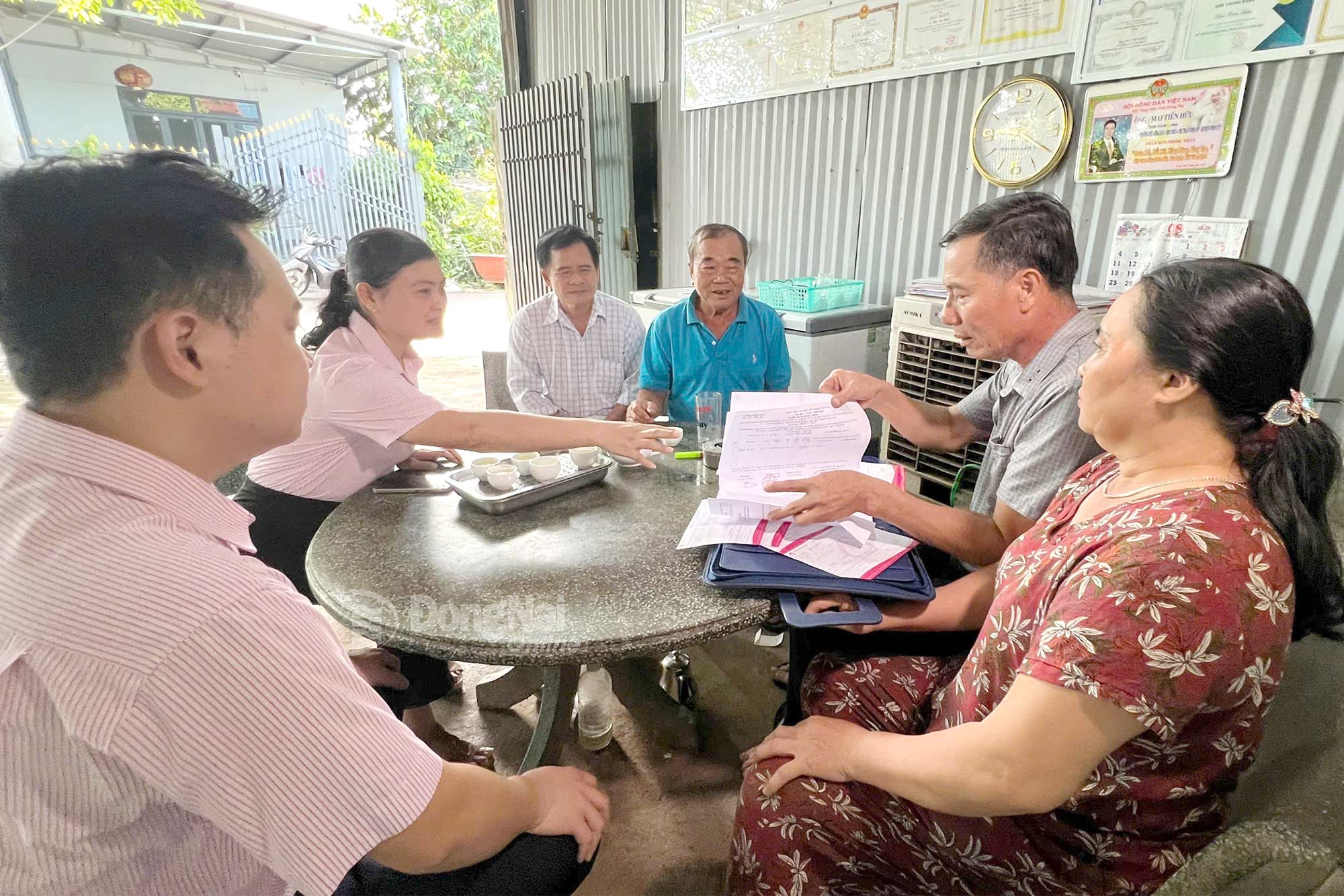 Cán bộ Ngân hàng Chính sách xã hội chi nhánh Vĩnh Cửu đến thăm gia đình ông Mai Tiến Hữu (xã Trị An) có 2 con đang được vay vốn học tập. Ảnh: Kim Liễu